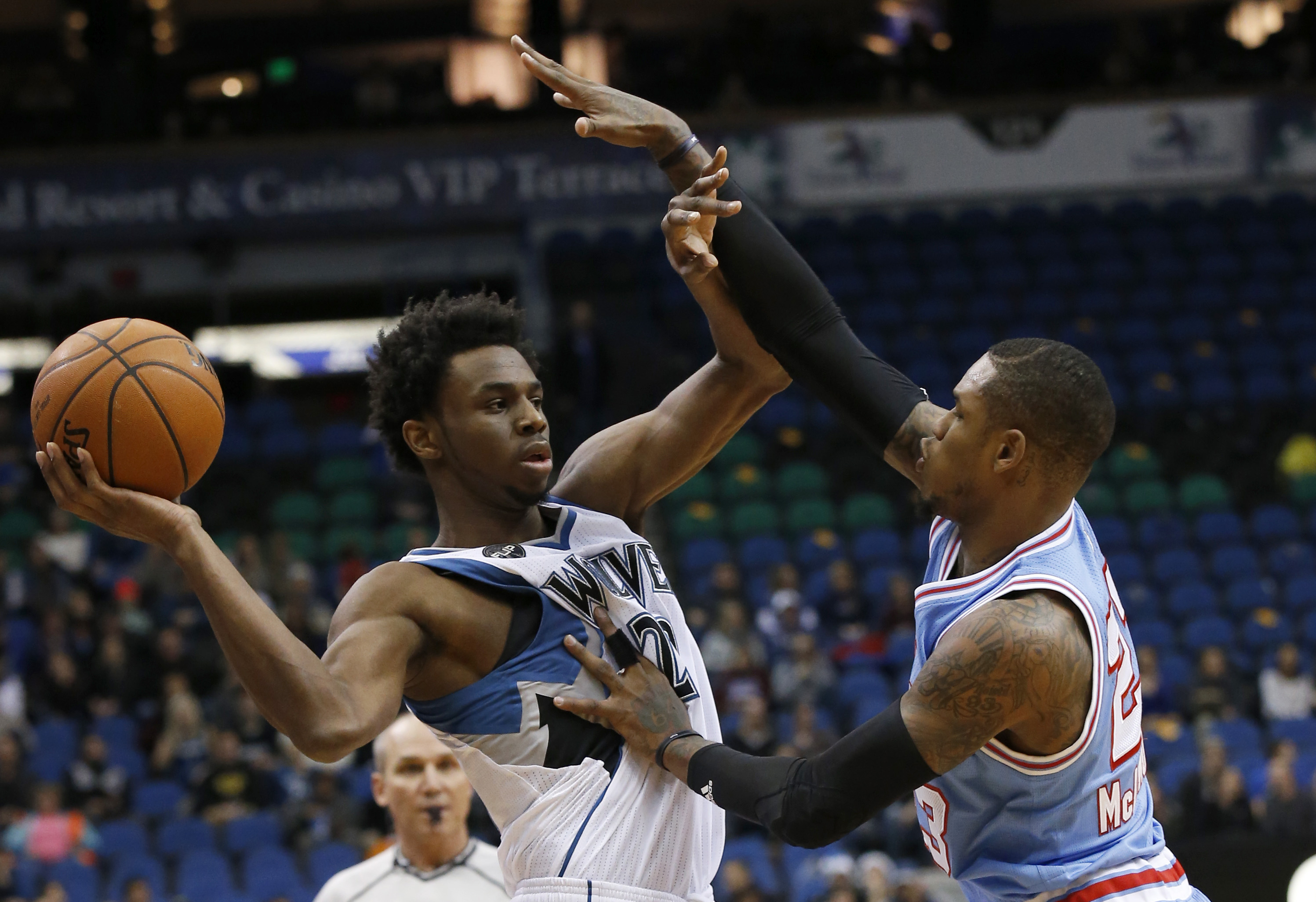 Wiggins lifts struggling Wolves over Kings, 99-95