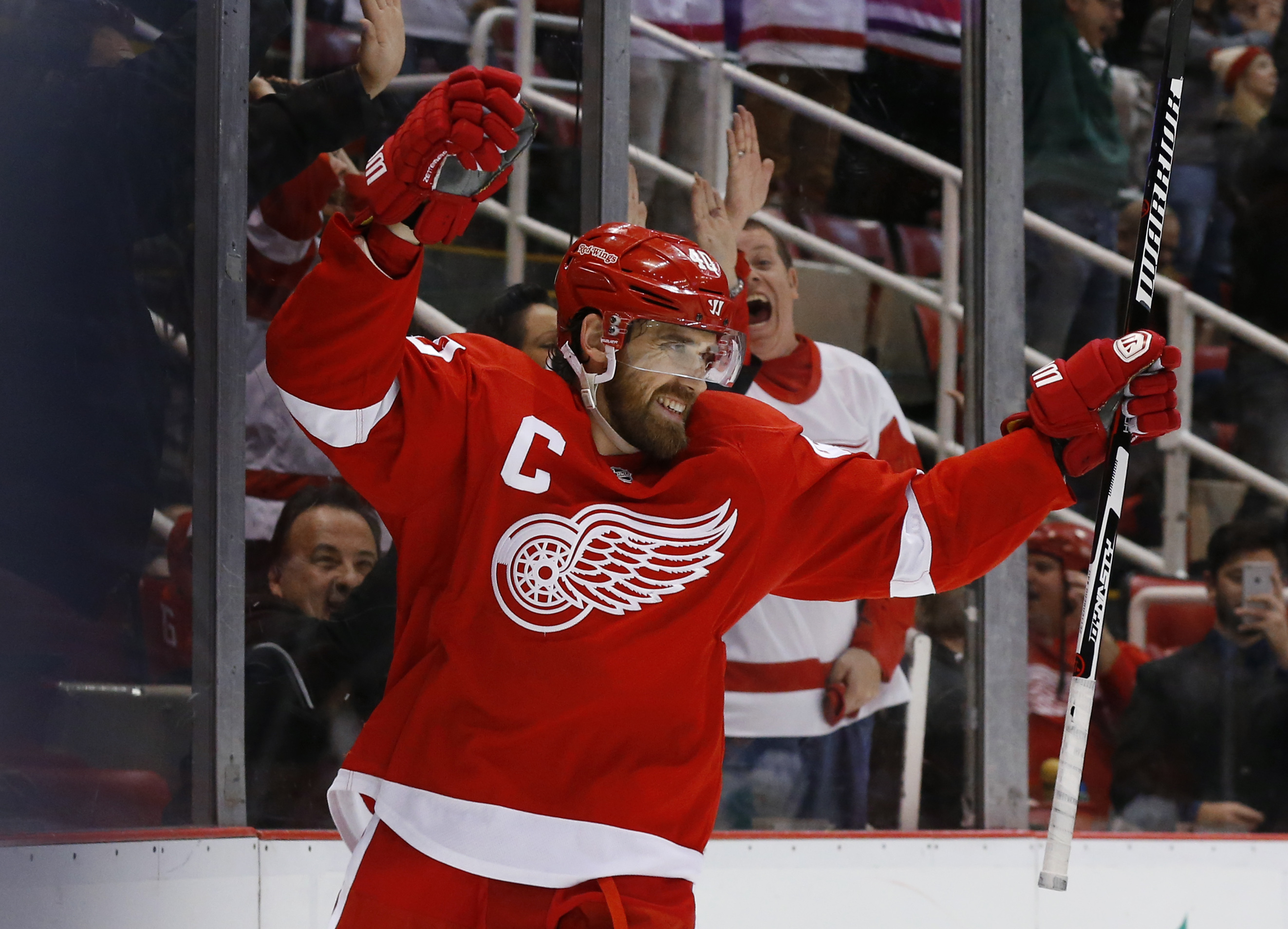 Vey's shootout goal lifts Canucks to 4-3 win over Red Wings