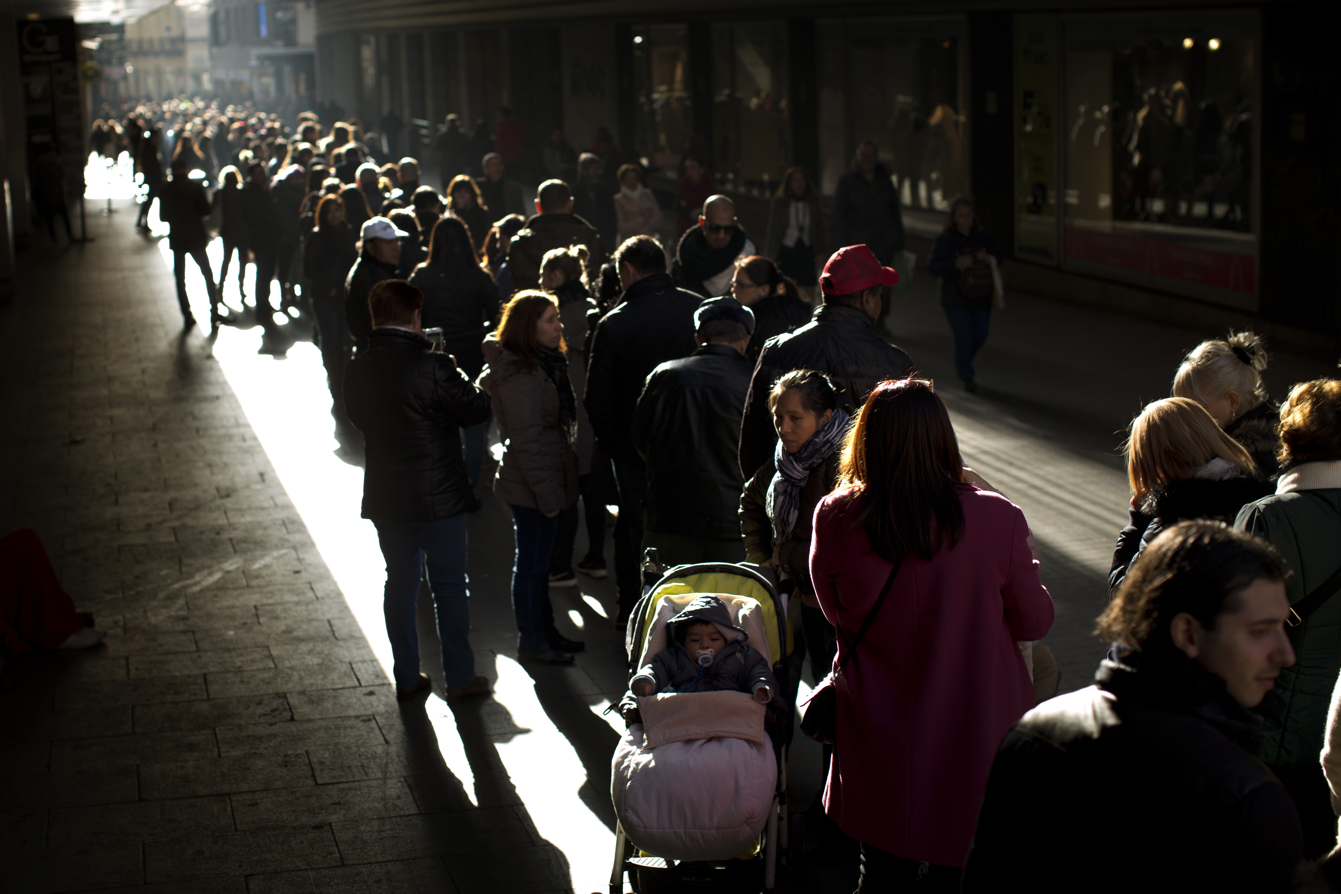 Long lines, high hopes for Spain's huge Christmas lottery