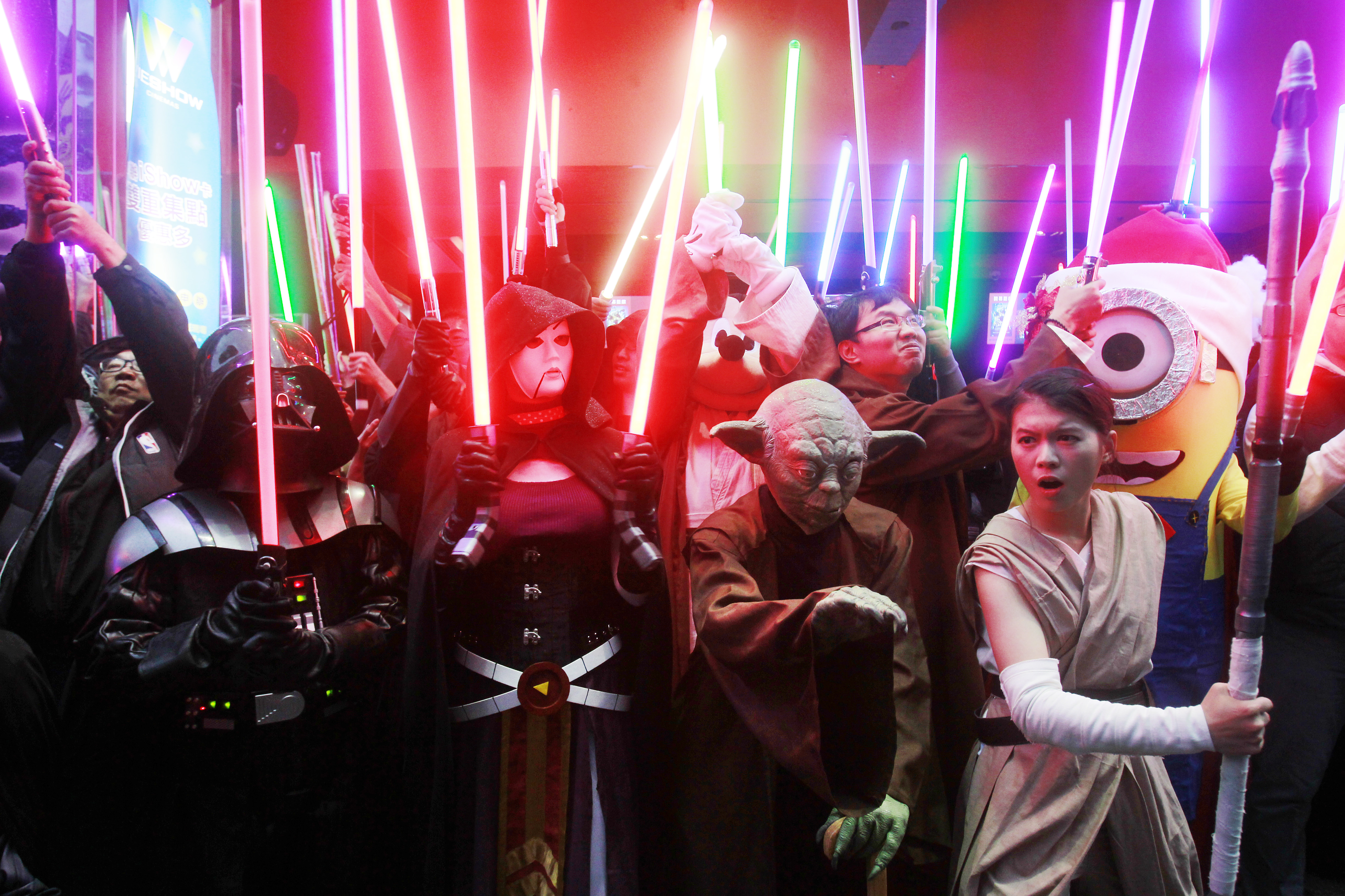 'Force Awakens' crosses $250M globally after record Friday
