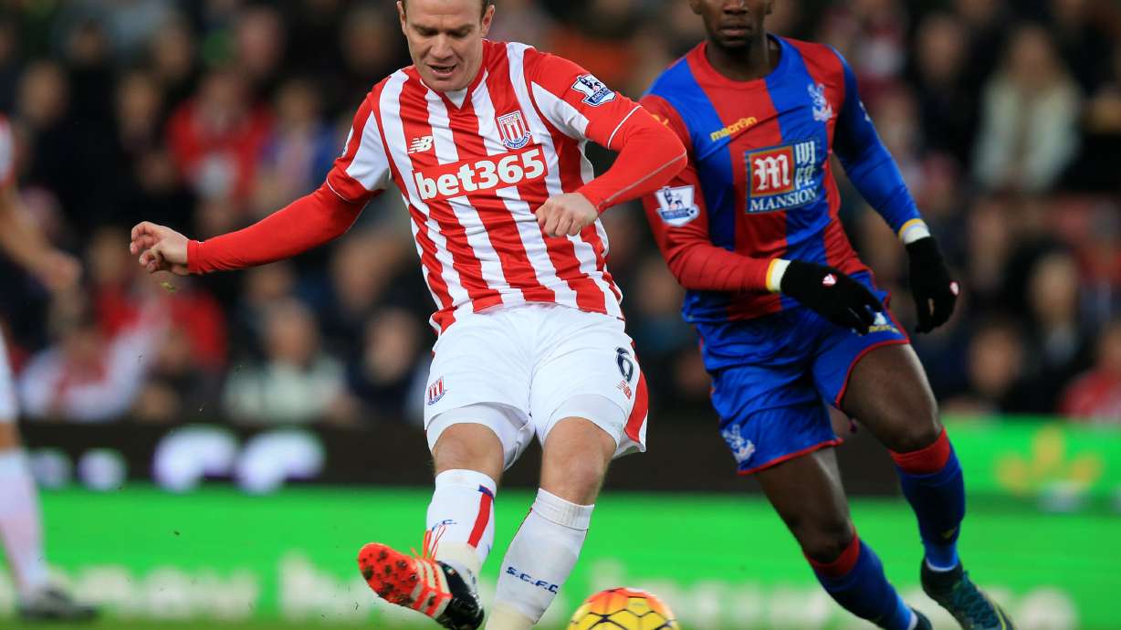 Palace beats Stoke 2-1 with late winner in EPL