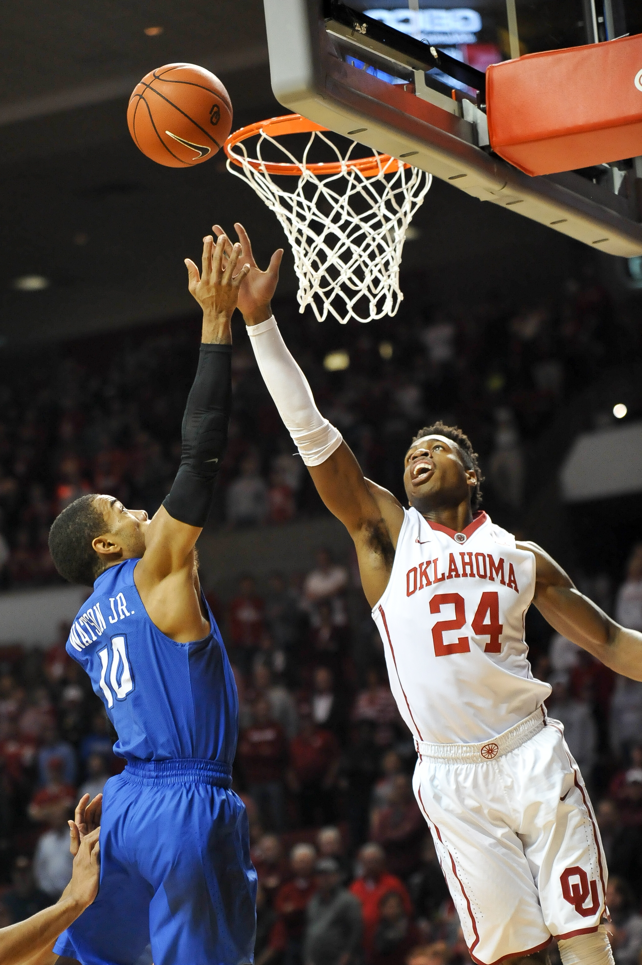 Hield scores 33, leads No. 3 Oklahoma past Creighton 87-74