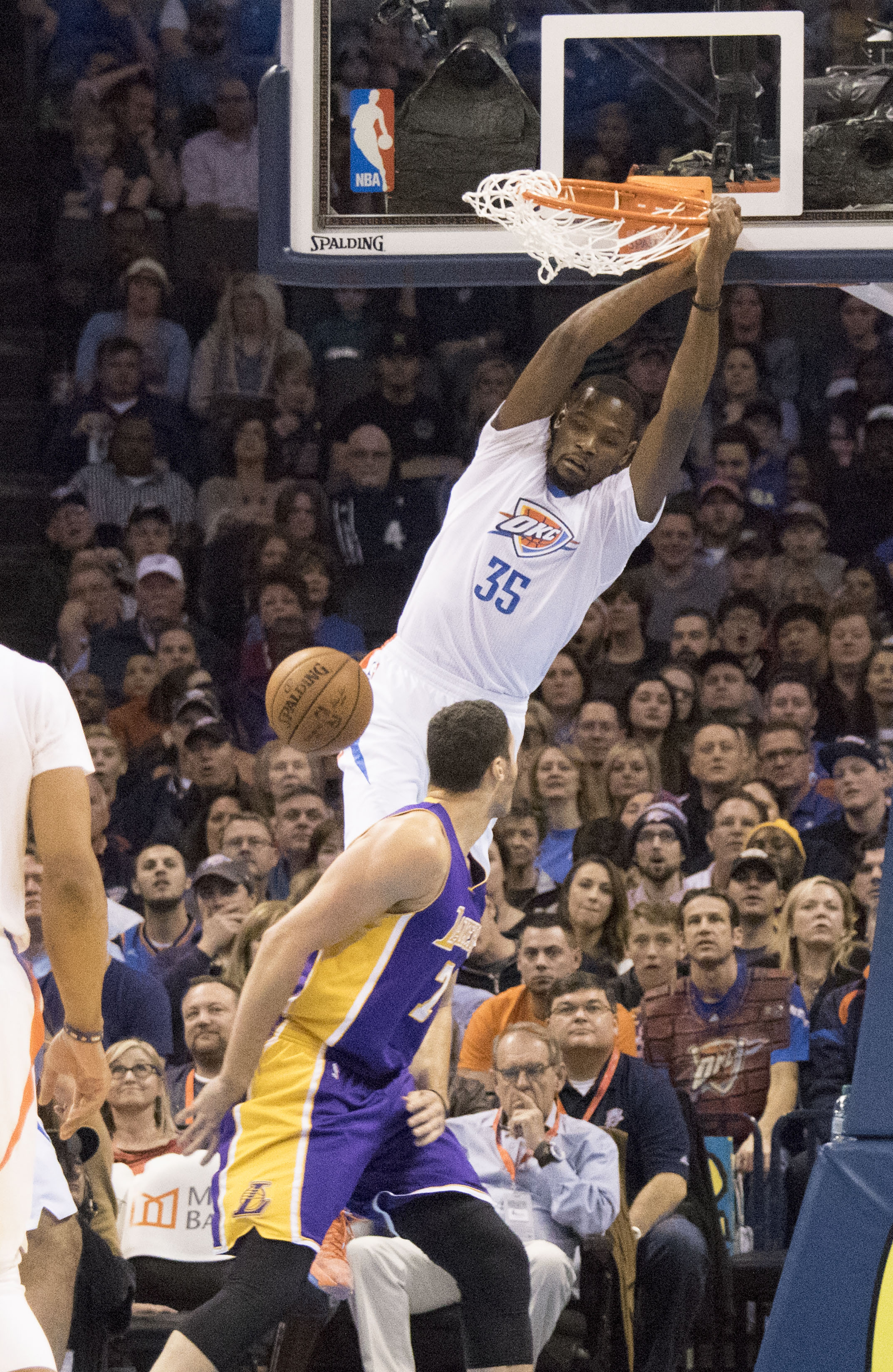 Durant leads Thunder over Bryant-less Lakers 118-78