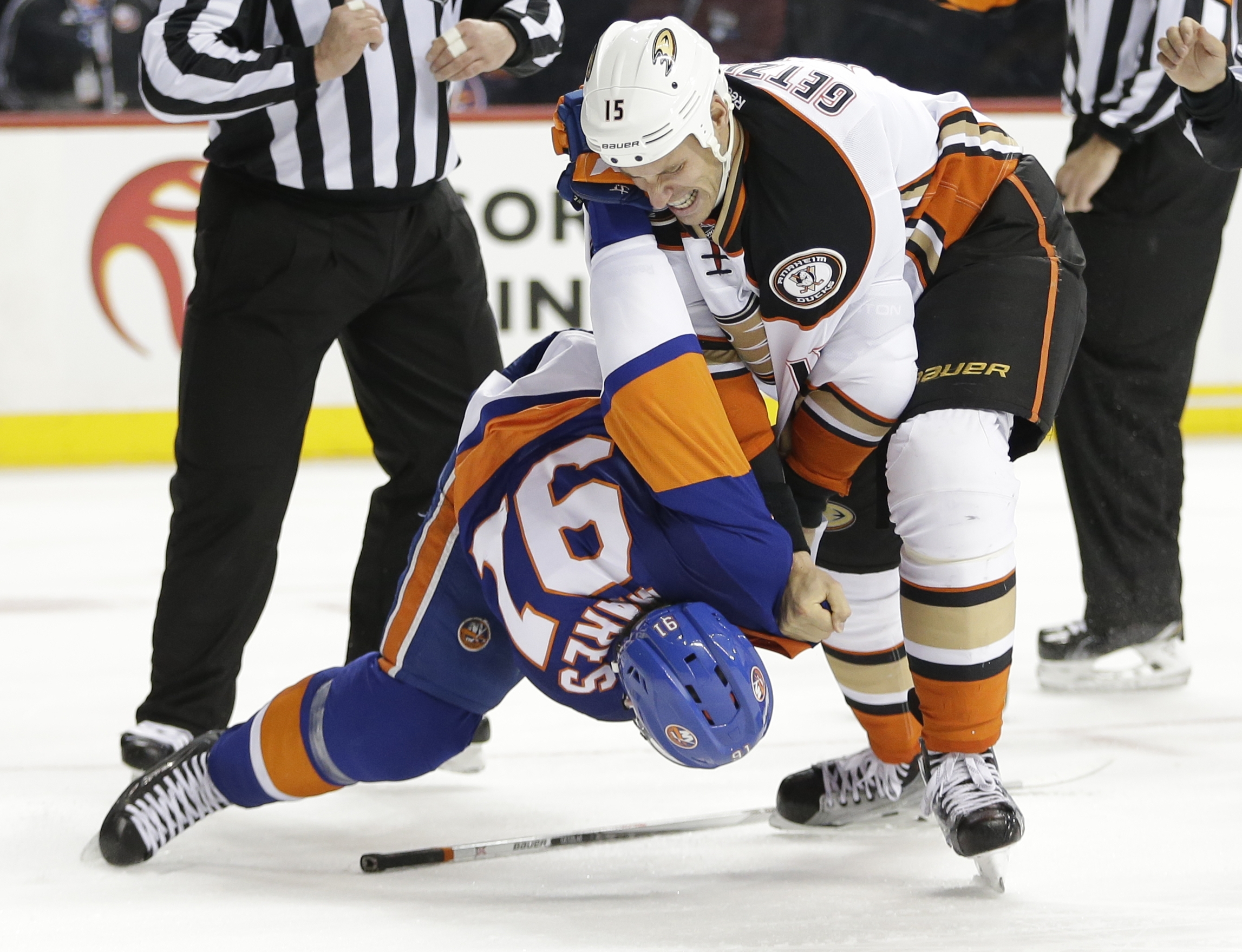 Tavares sets up 2 quick goals, Islanders beat Ducks 5-2