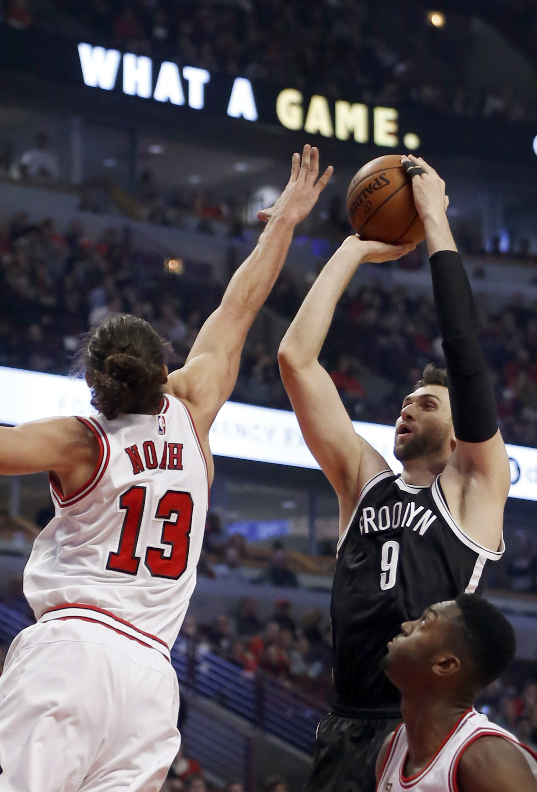 Bulls' Noah injures shoulder against Nets