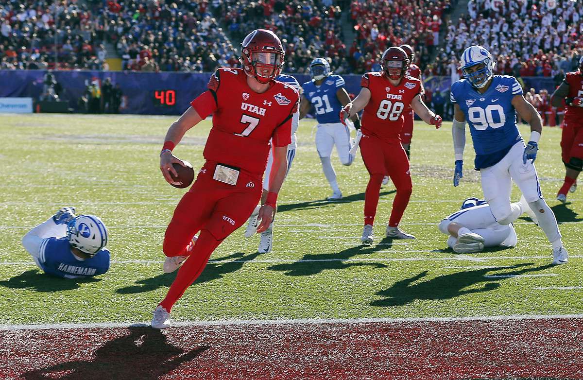 Utah Utes quarterback Travis Wilson (7) runs in for a touchdown against BYU during NCAA football at the Royal Purple Las Vegas Bowl, Saturday, Dec. 19, 2015. (Ravell Call/Deseret News)