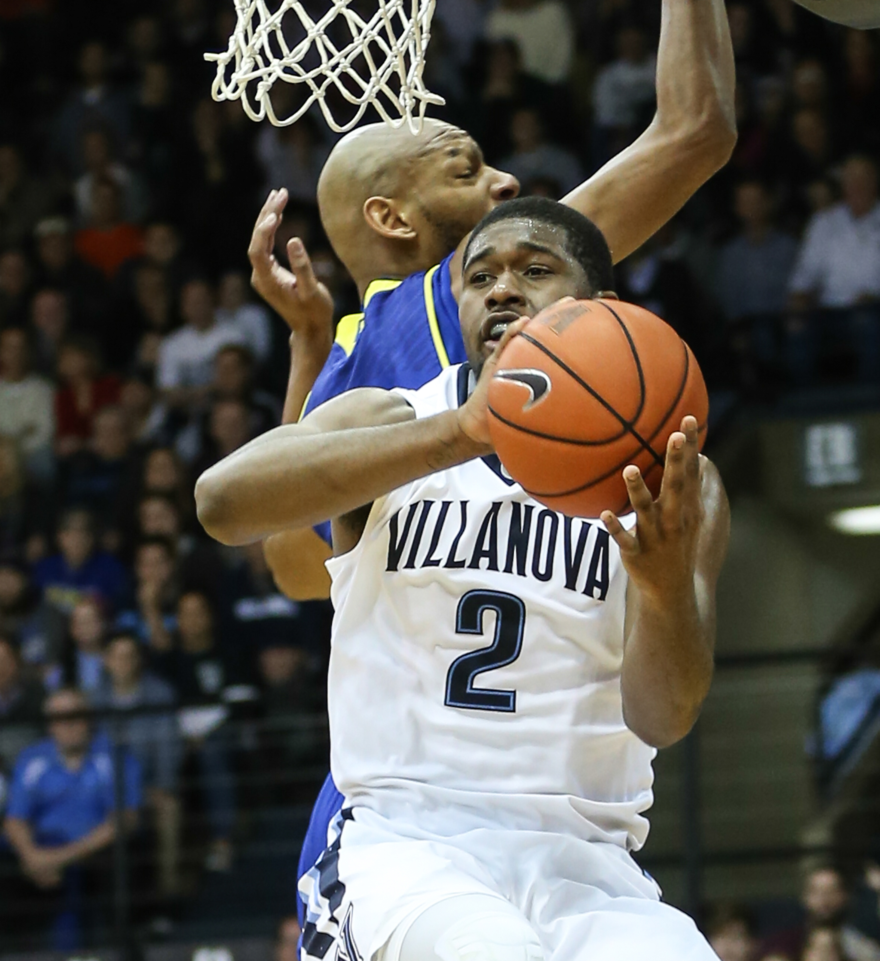 Hart's double-double lifts No. 17 Villanova over Delaware