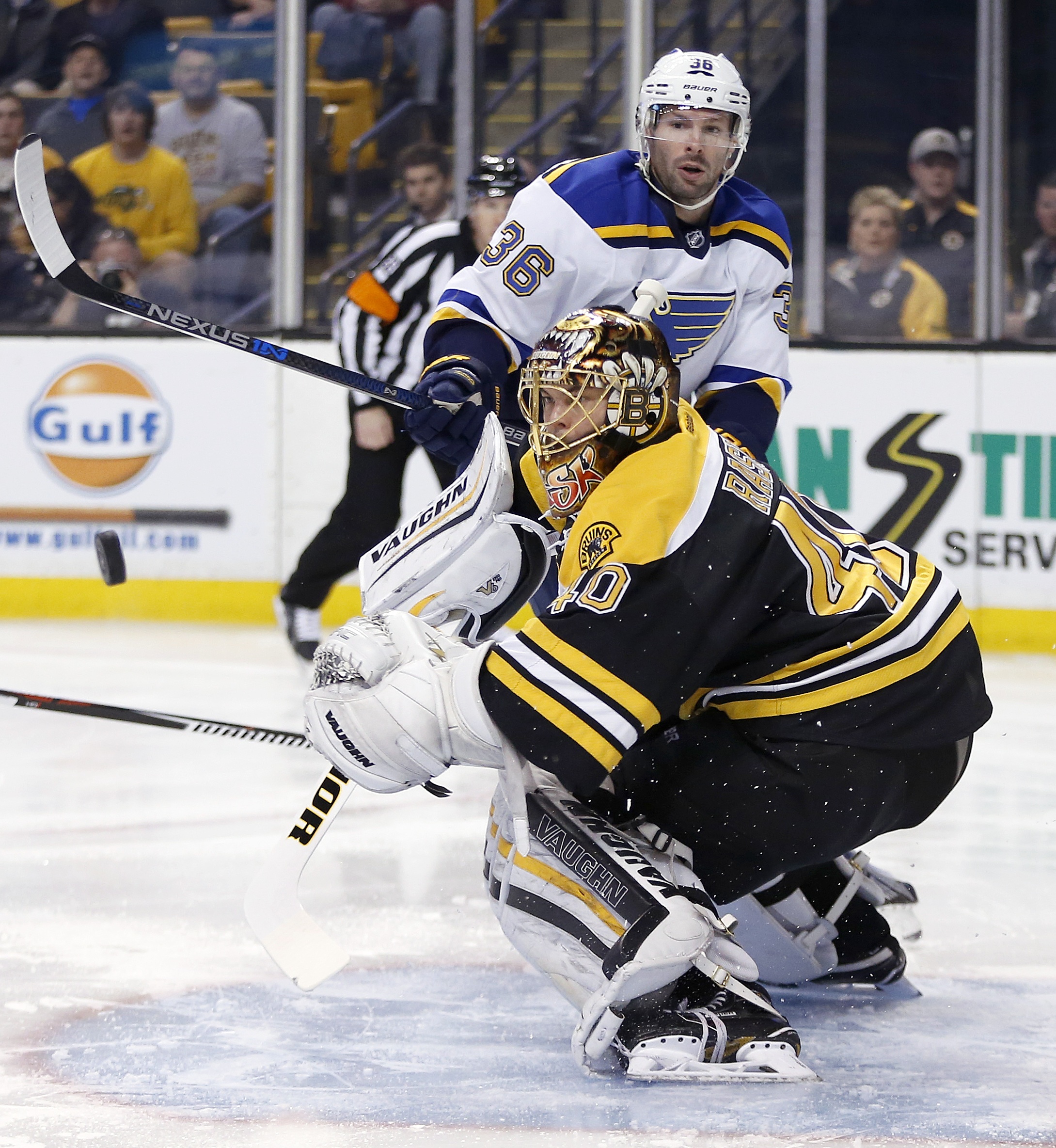 Allen stops 32 shots, Blues shut out Bruins 2-0