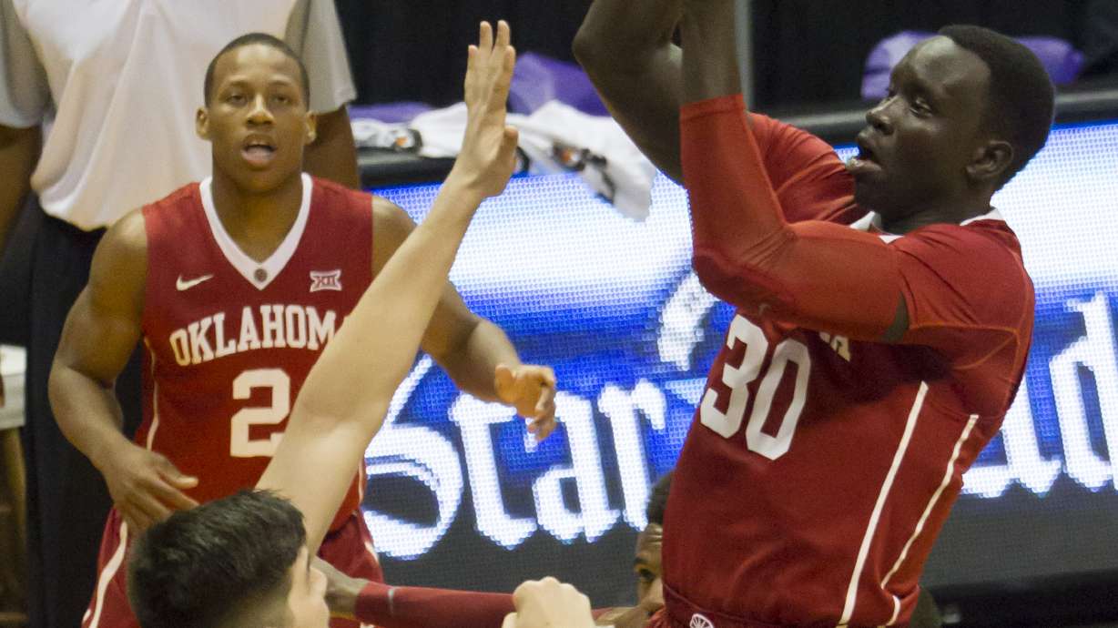 Hield helps No. 3 Oklahoma rout Washington State 88-60