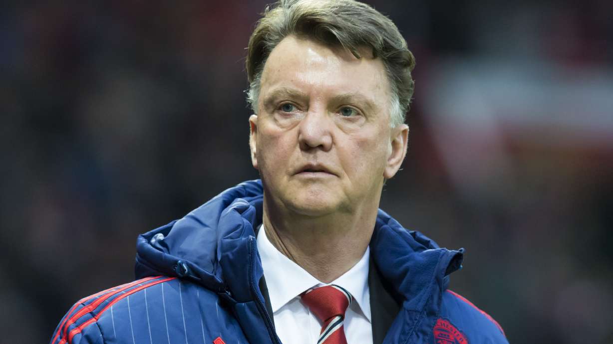 Under-pressure Van Gaal walks out of United news conference