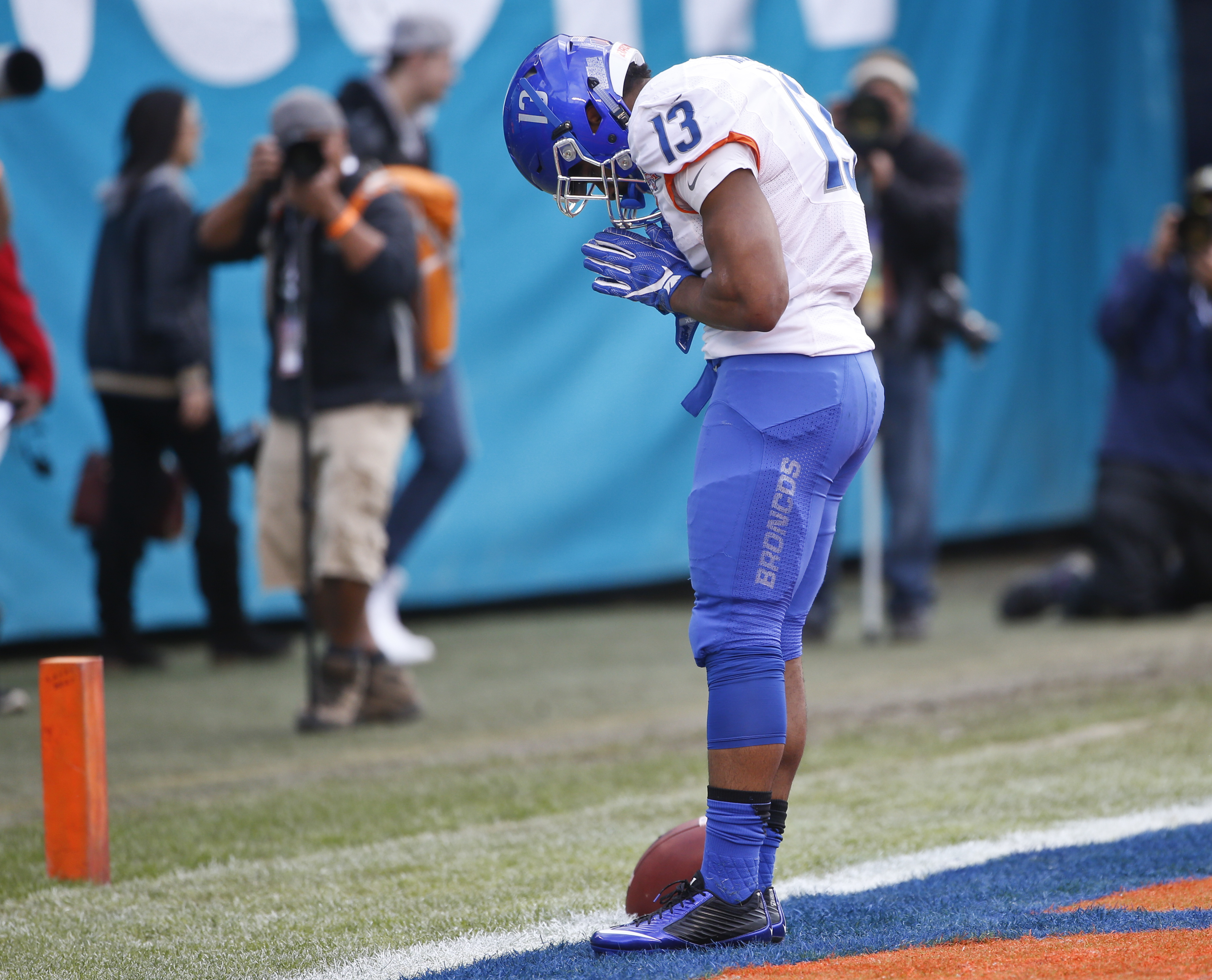 McNichols scores 3 times, Boise State routs Huskies 55-7
