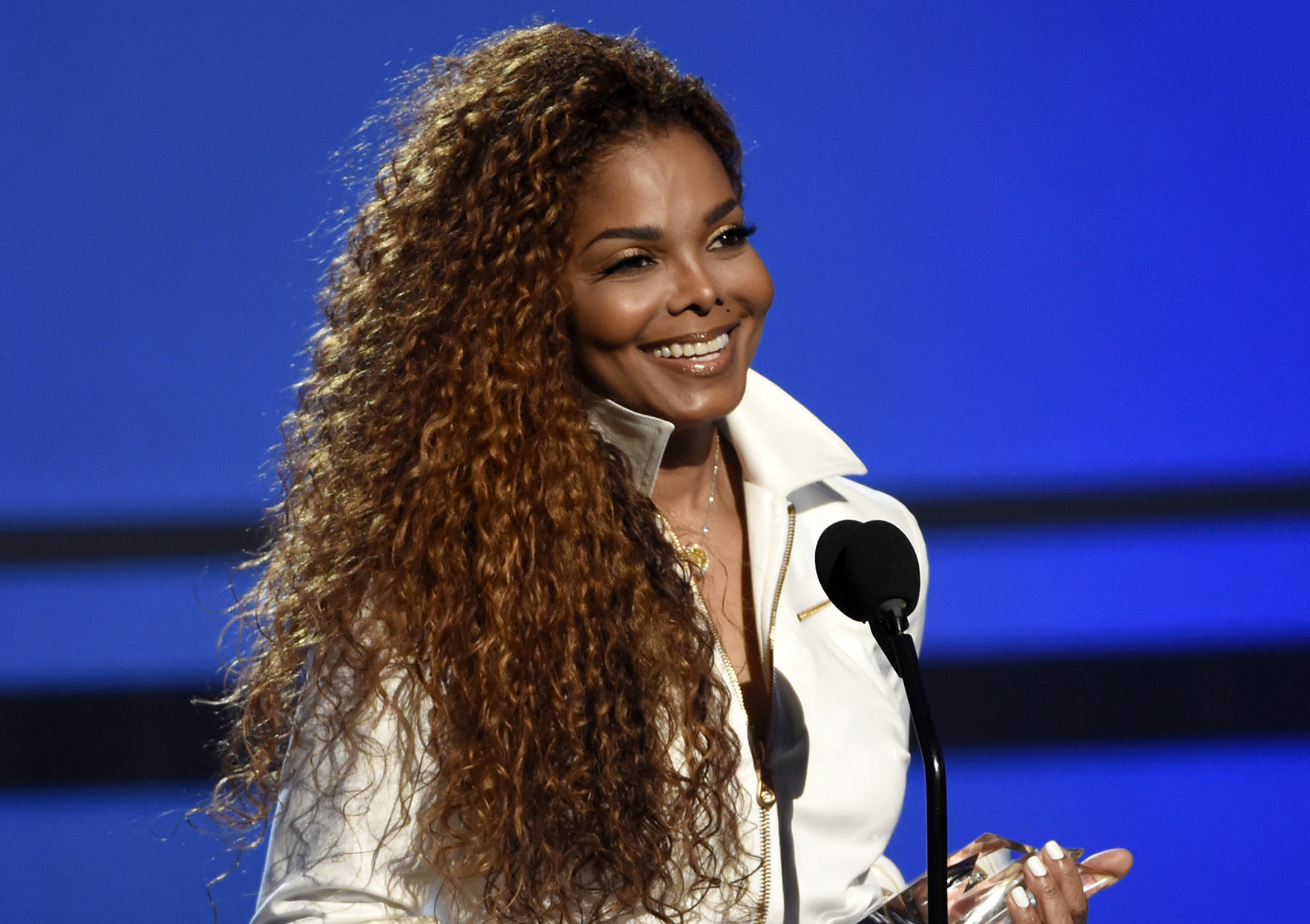 Janet Jackson postpones 'Unbreakable' tour, citing surgery