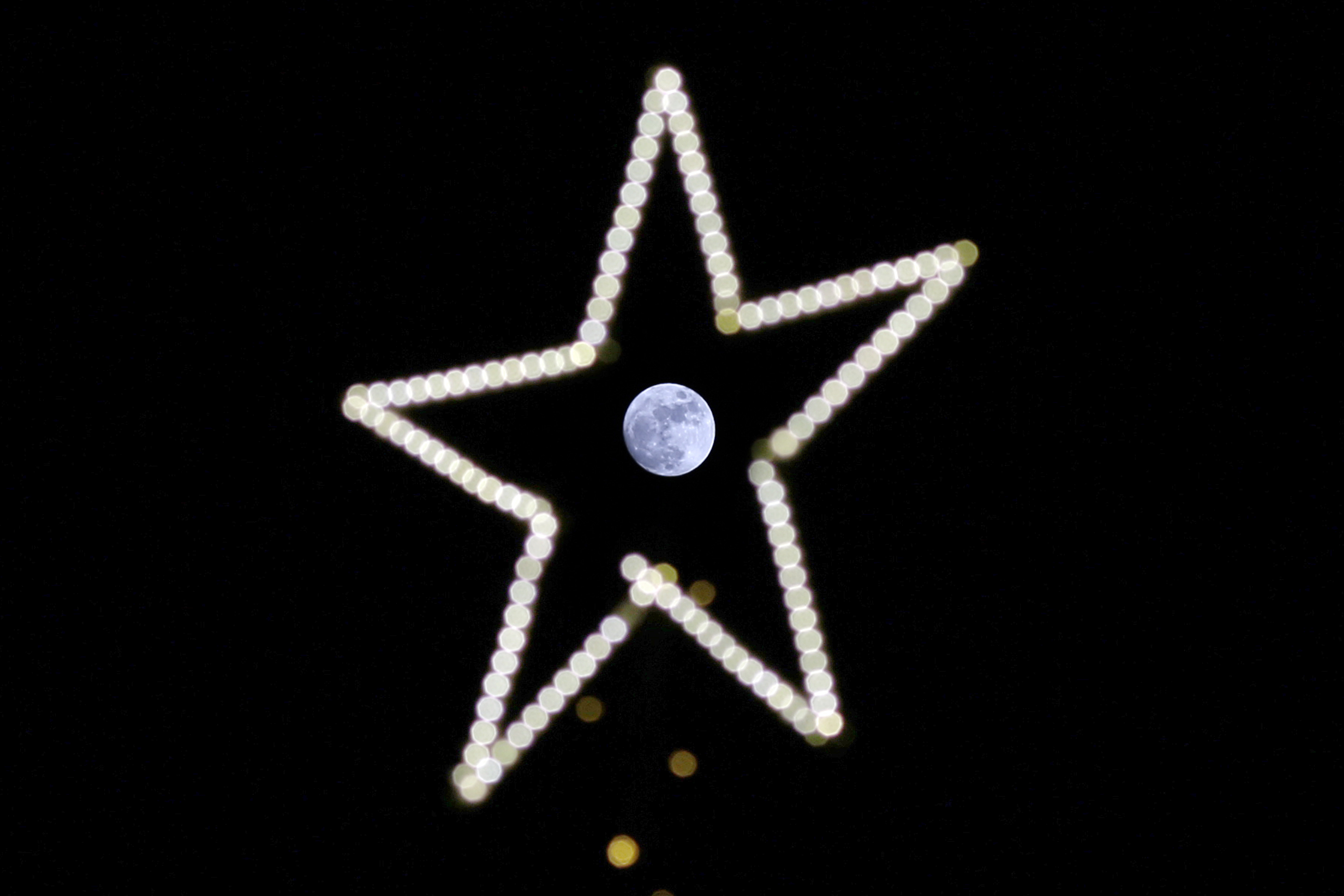 Merry Moon: Rare full moon on Christmas Day