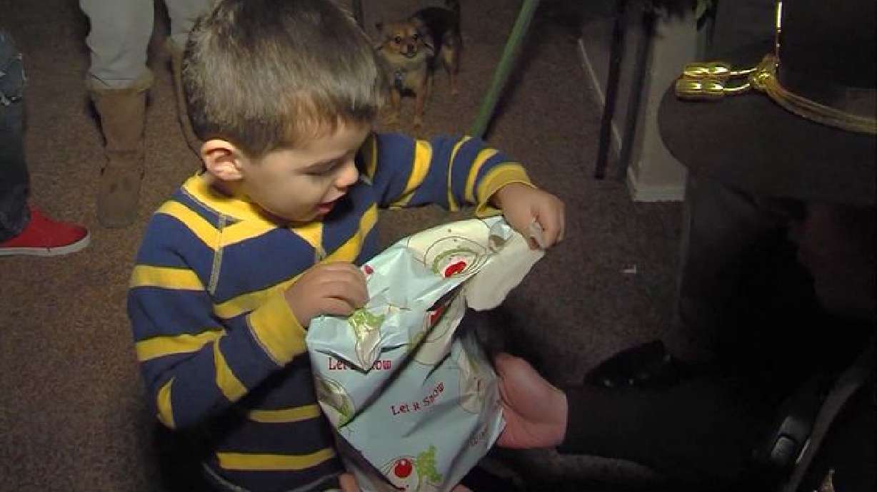 Oficiales de UT sorprenden un niño luego de perder a su abuelo en un accidente