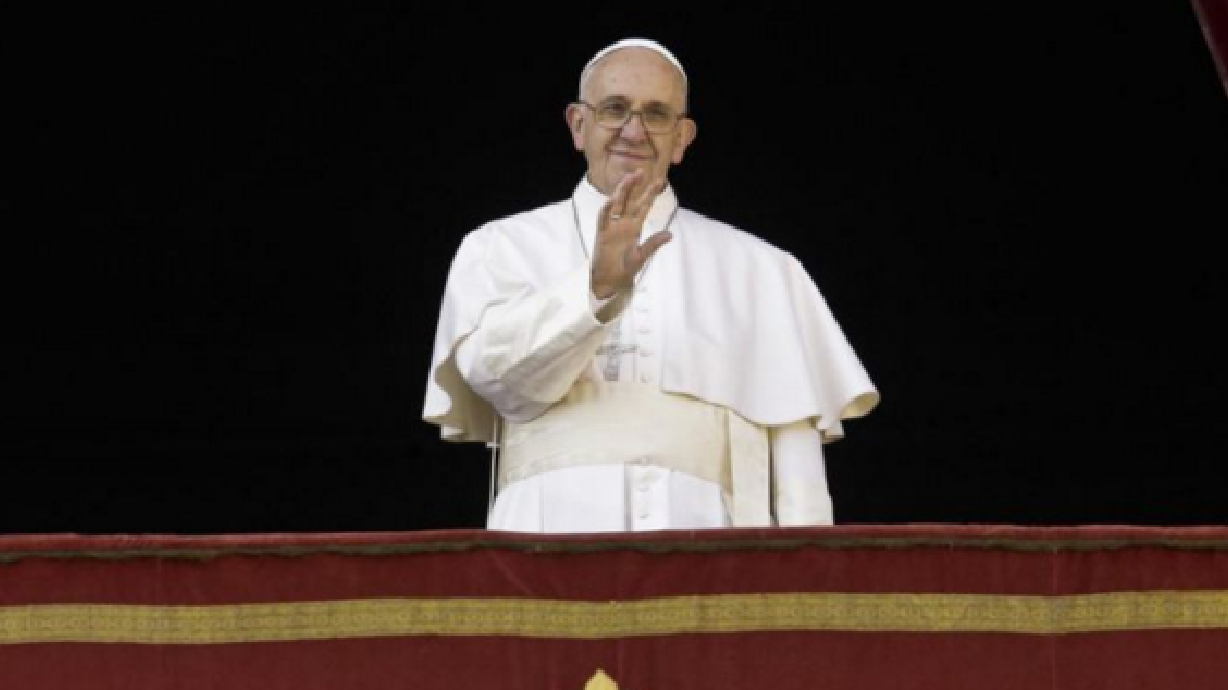 El papa transmite mensaje de misericordia en día de Navidad