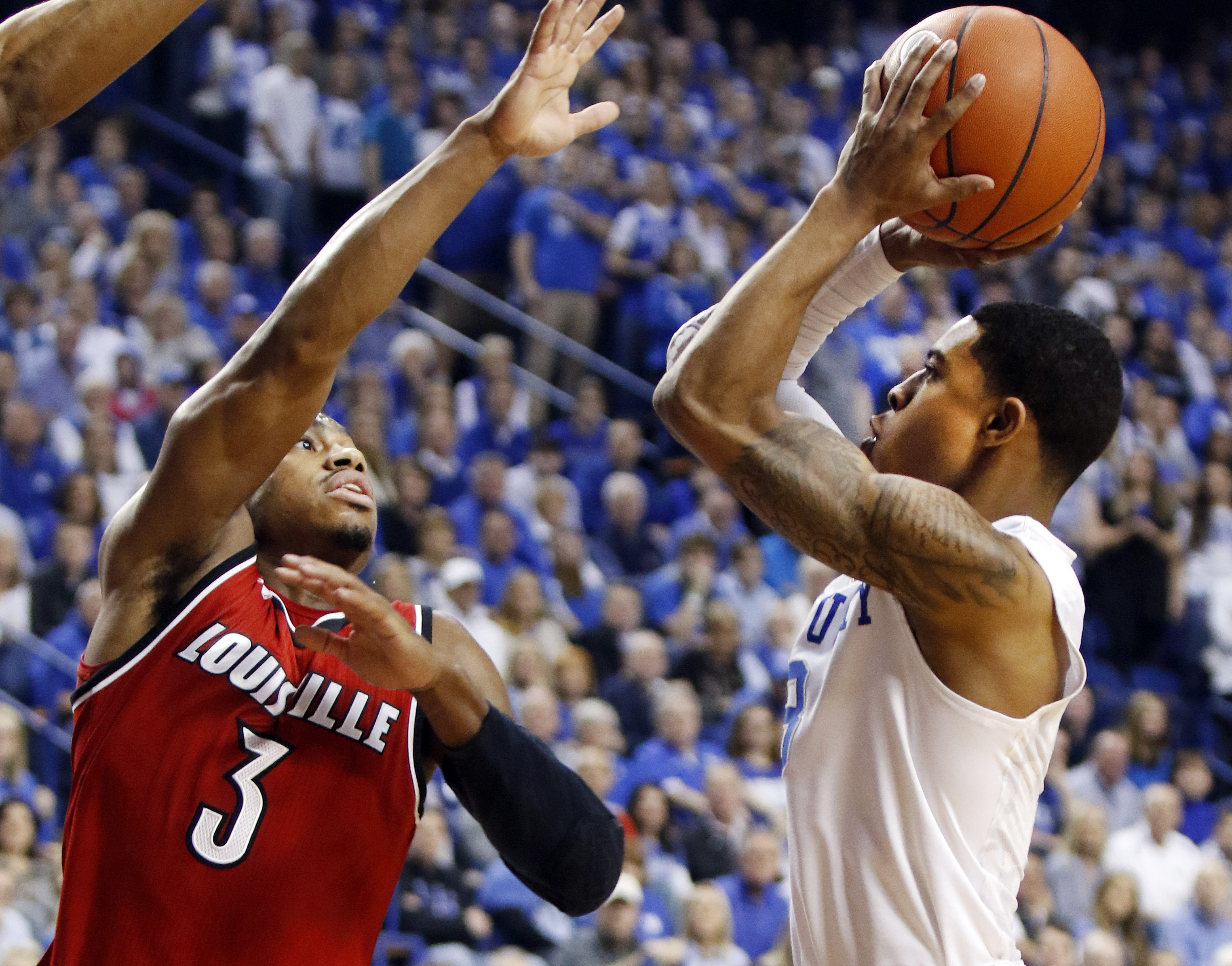 Ulis scores 21, No. 12 Kentucky holds off No. 16 Cards 75-73