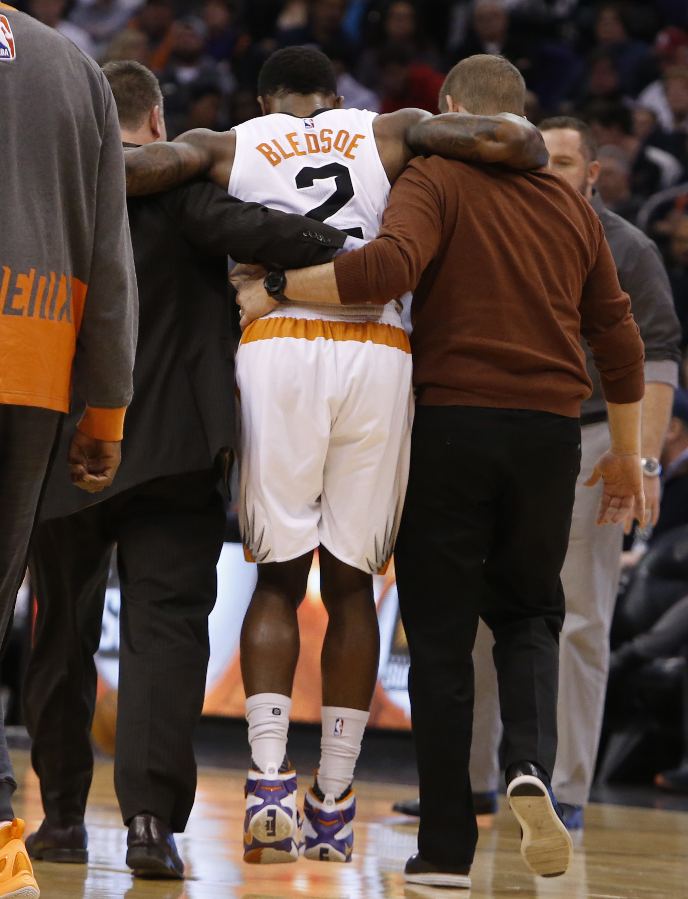 Suns guard Bledsoe leaves game with knee injury