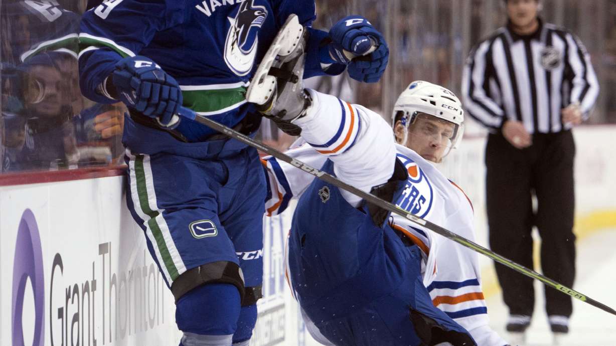 Hansen scores twice, Canucks beat Oilers 2-1 for 1st OT win