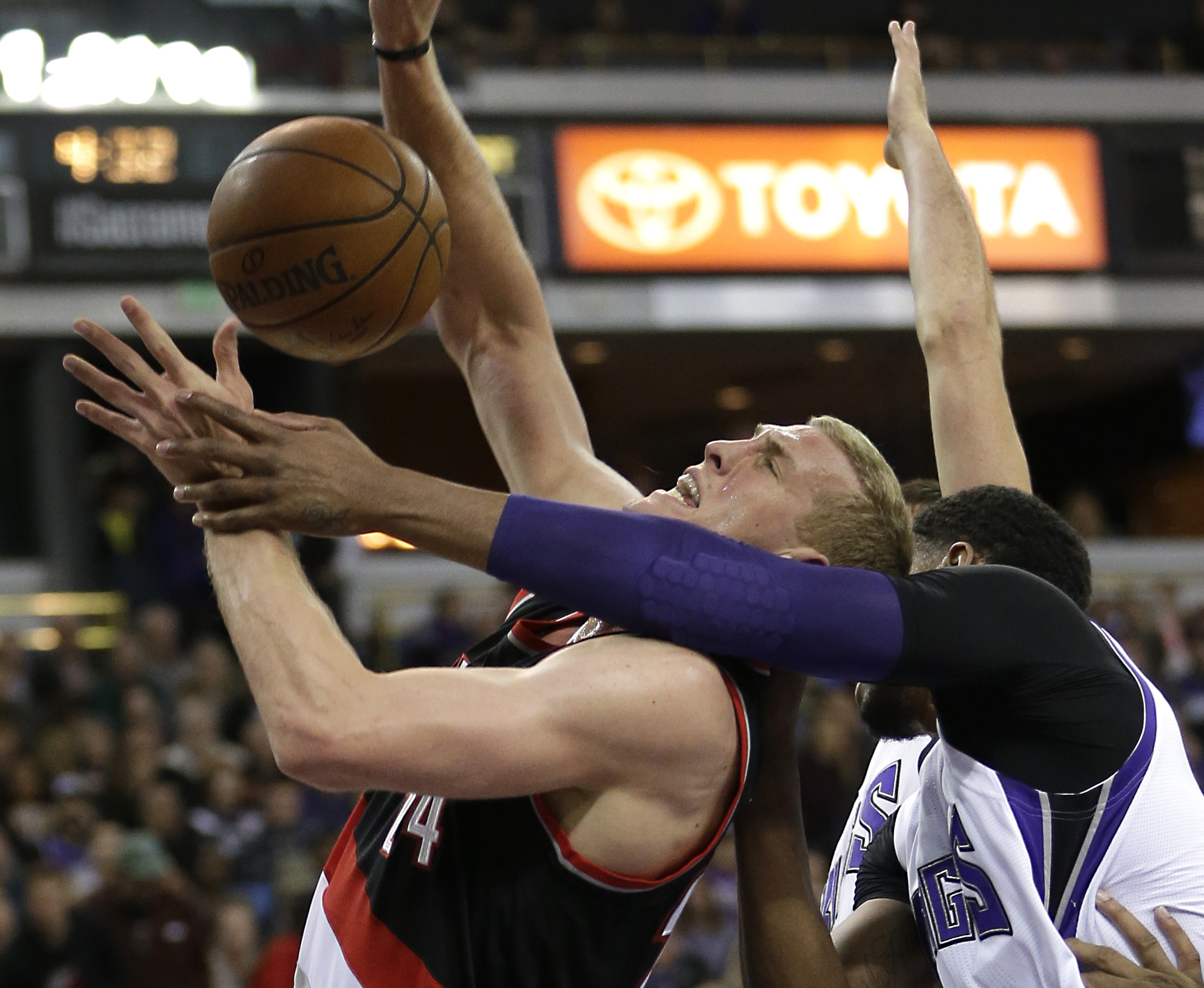 McCollum scores 35 as Trail Blazers beat Kings 98-94
