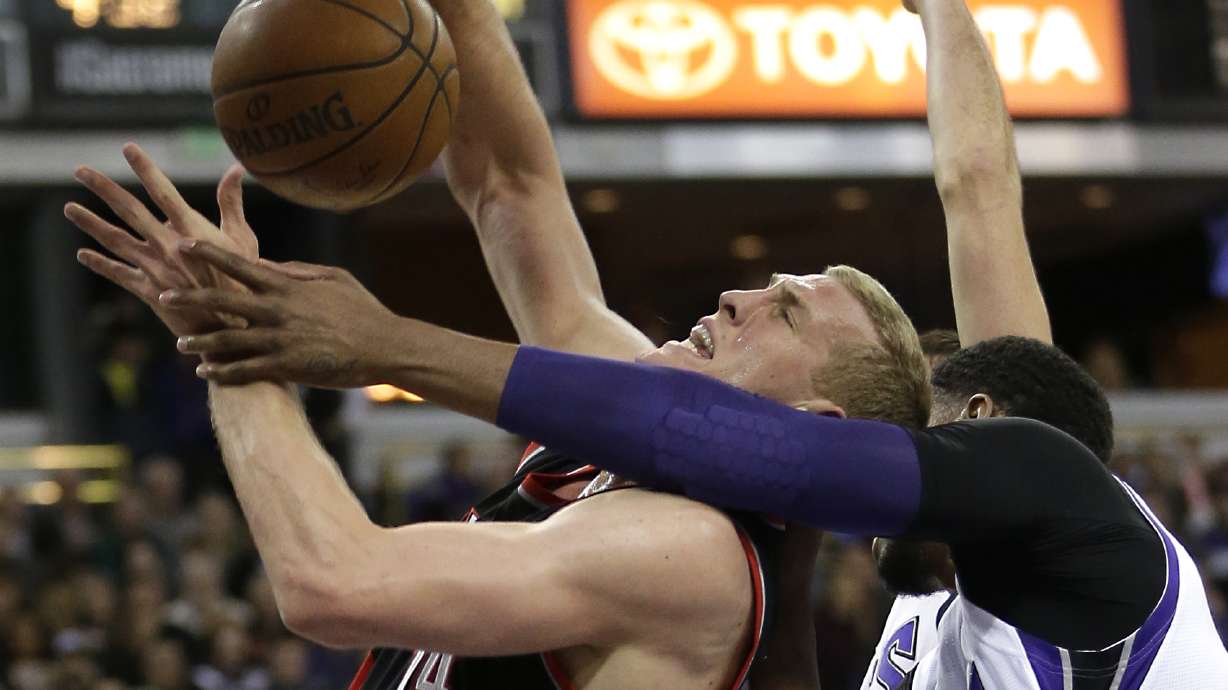 McCollum scores 35 as Trail Blazers beat Kings 98-94