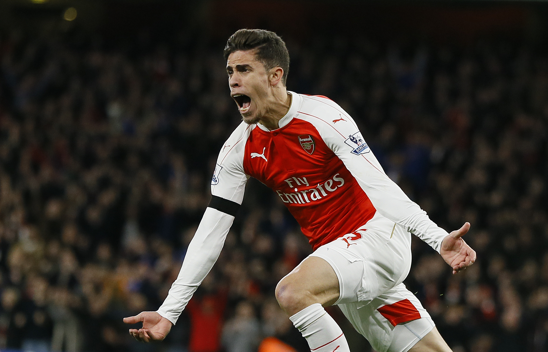 Arsenal goes top after 2-0 win against Bournemouth