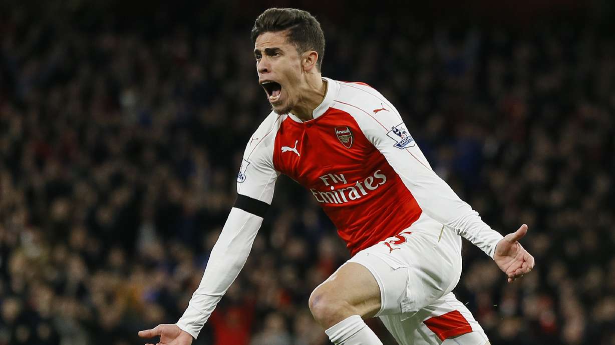 Arsenal goes top after 2-0 win against Bournemouth