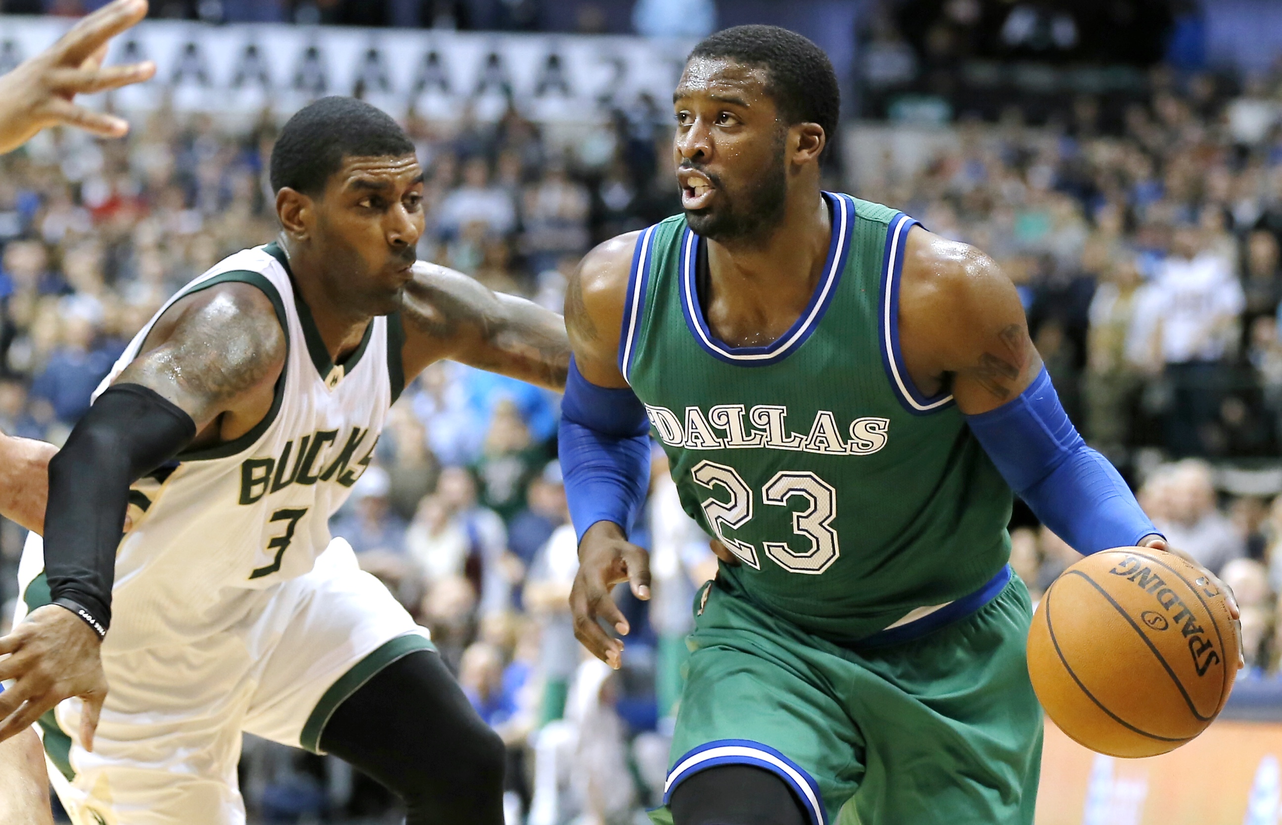 Matthews' late 3-pointers help Mavericks top Bucks 103-93