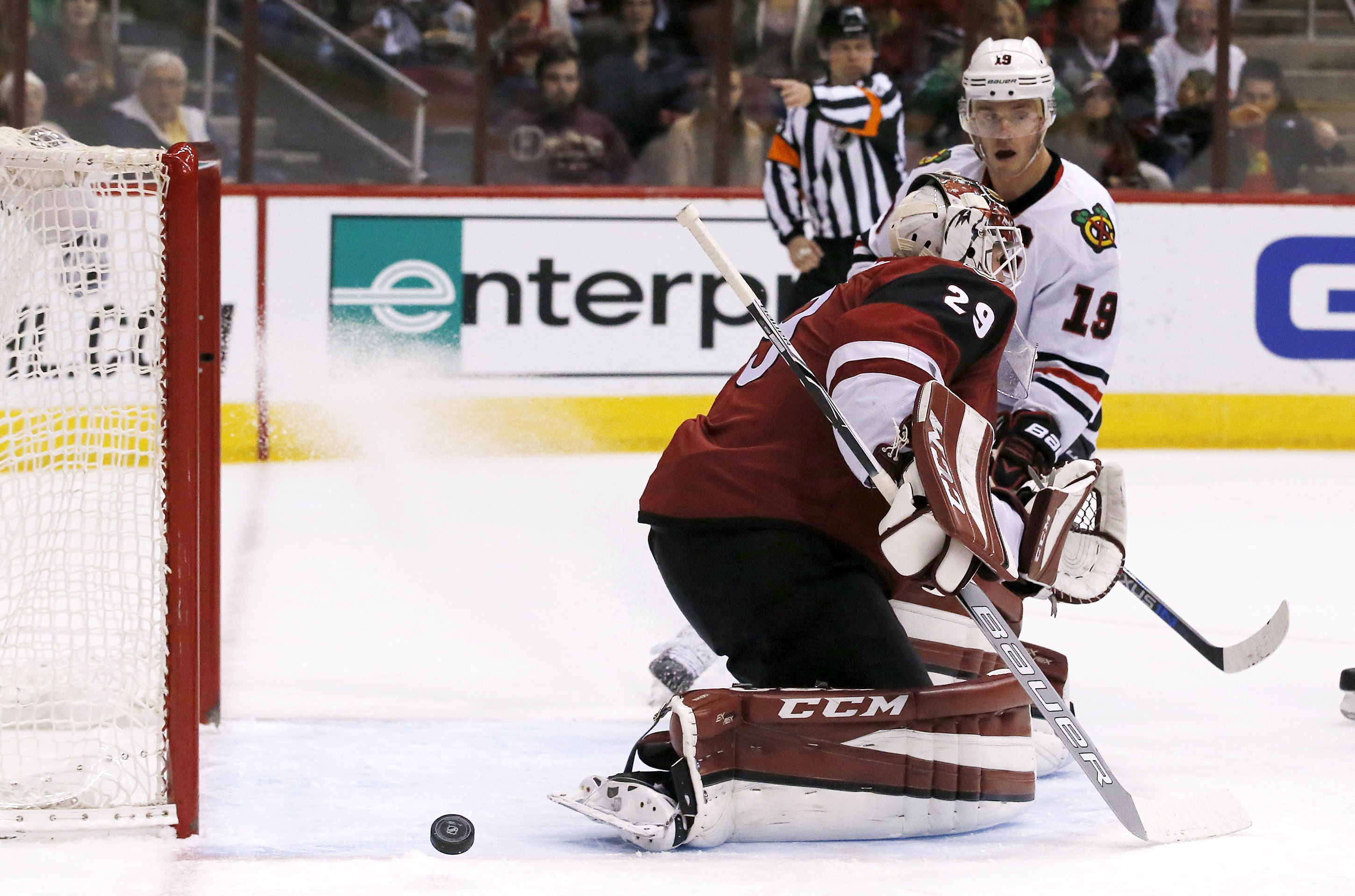 Kane, Desjardins lead Blackhawks to 7-5 win over Coyotes
