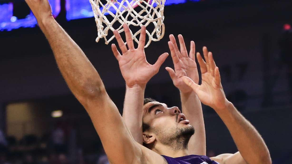 Freshman Pardon scores 28, leads Wildcats over Huskers 81-72