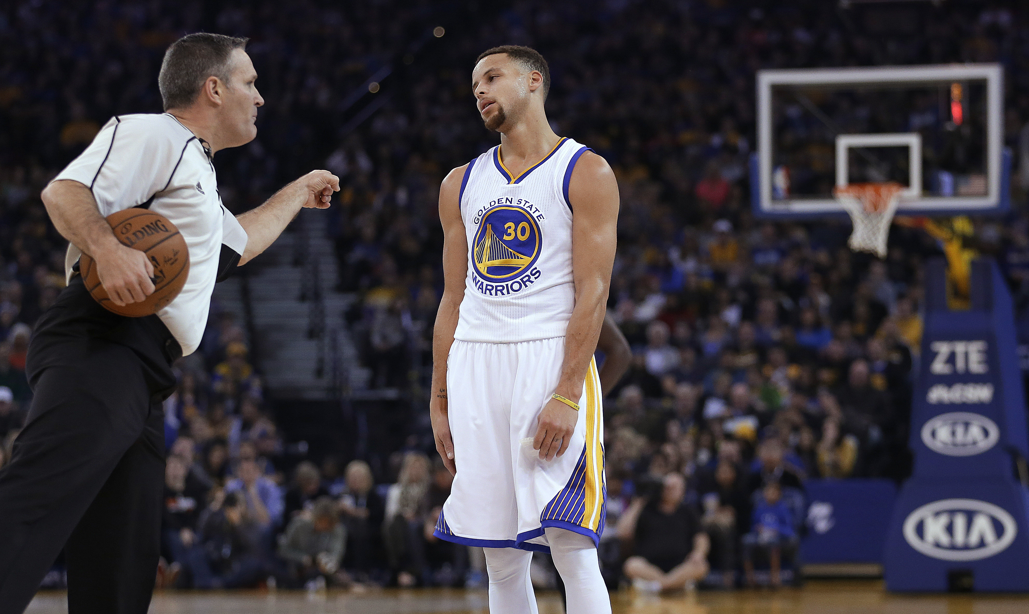 Warriors' Curry to miss game in Dallas with leg bruise