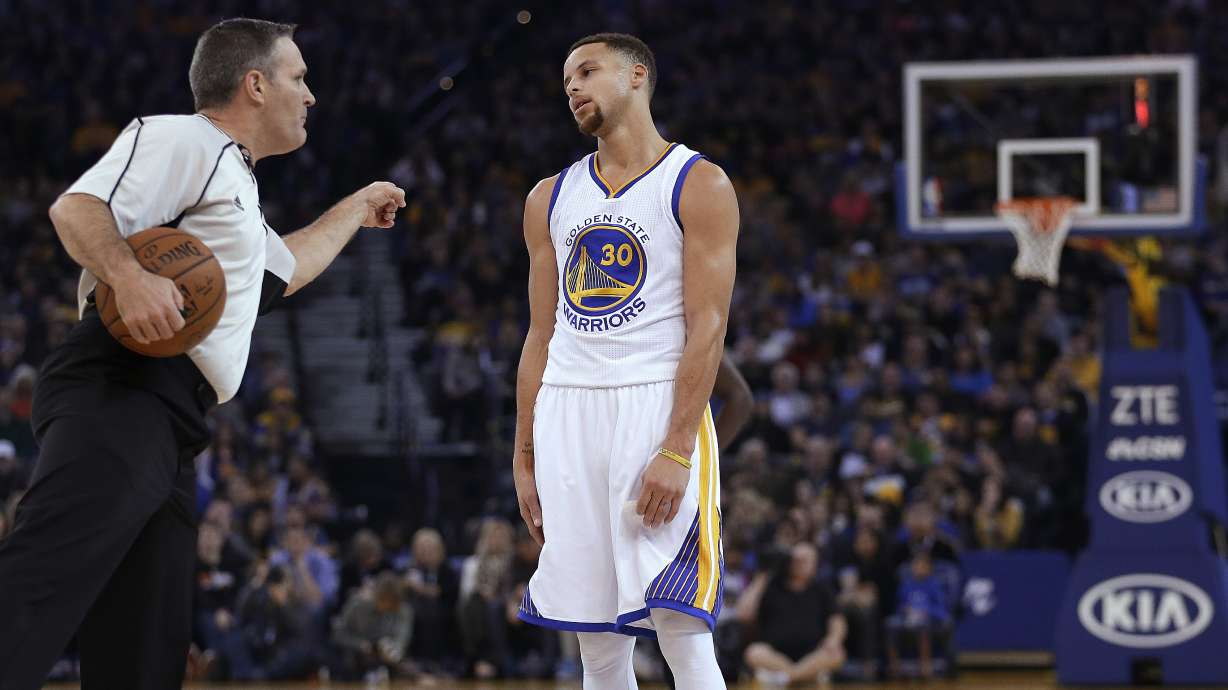 Warriors' Curry to miss game in Dallas with leg bruise