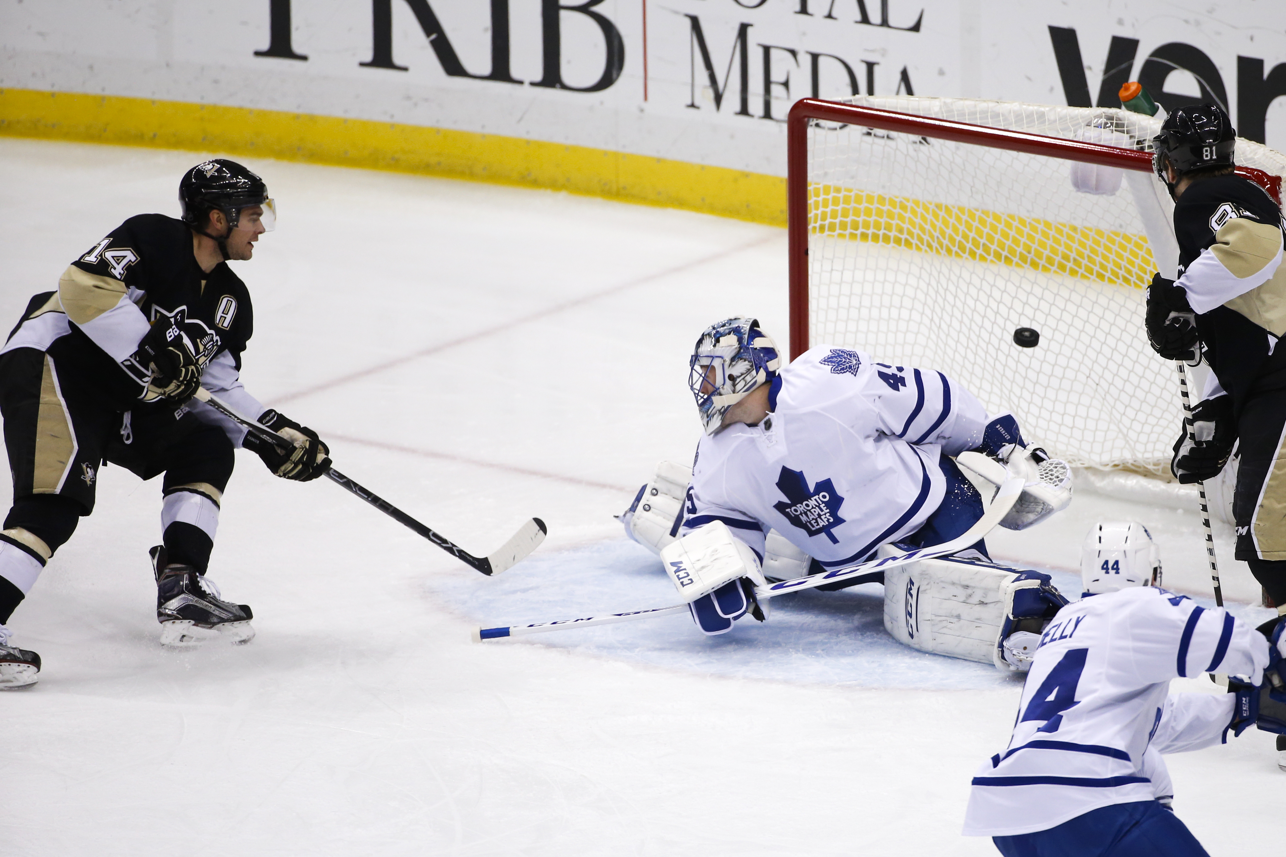 Parenteau, Holland lift Maple Leafs over Pens in SO, 3-2