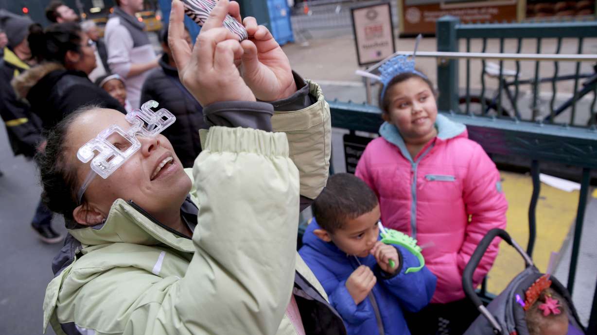 Throngs usher in 2016 at bash in New York's Times Square