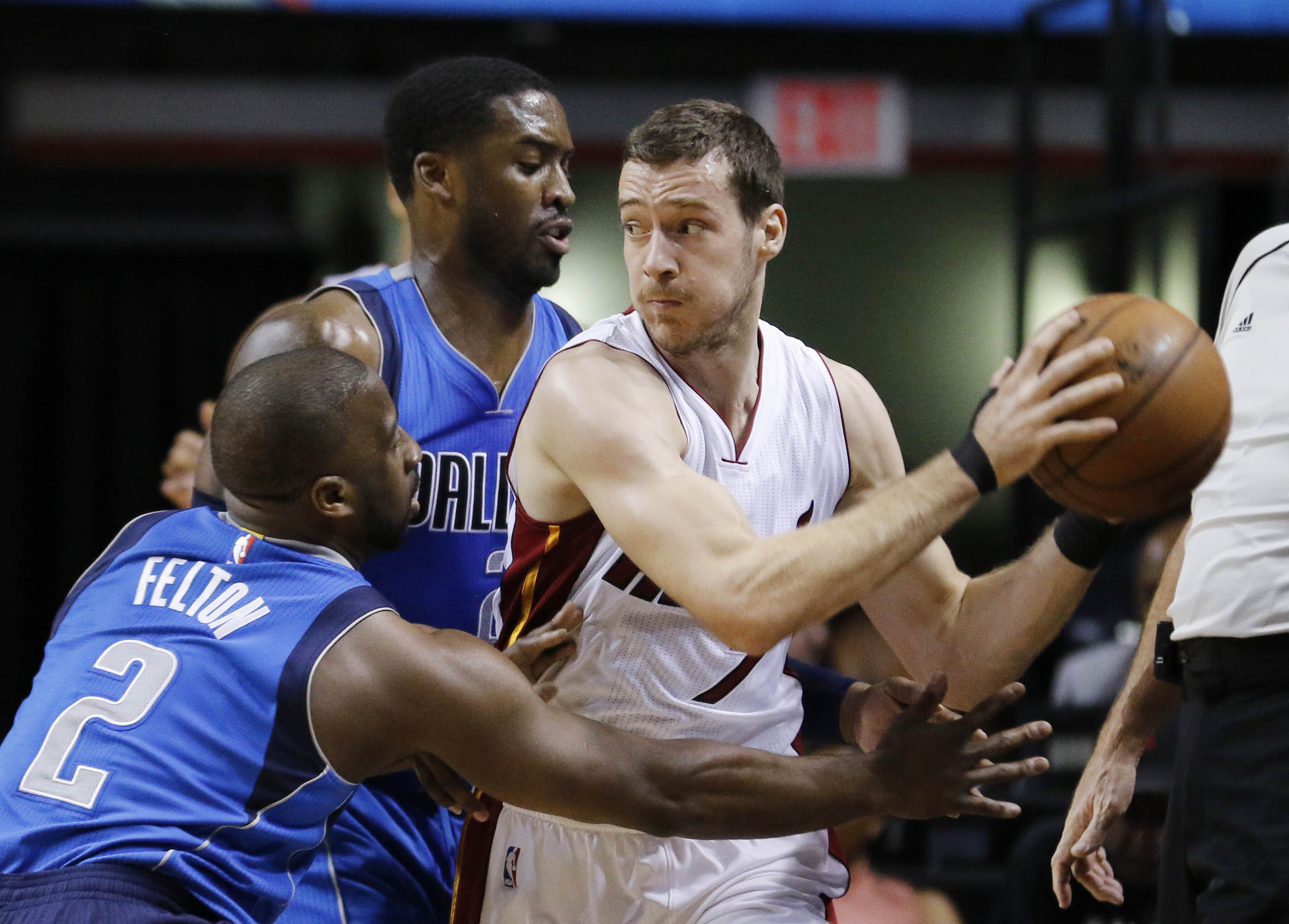 Whiteside scores 25, Heat roll past Mavericks 106-82