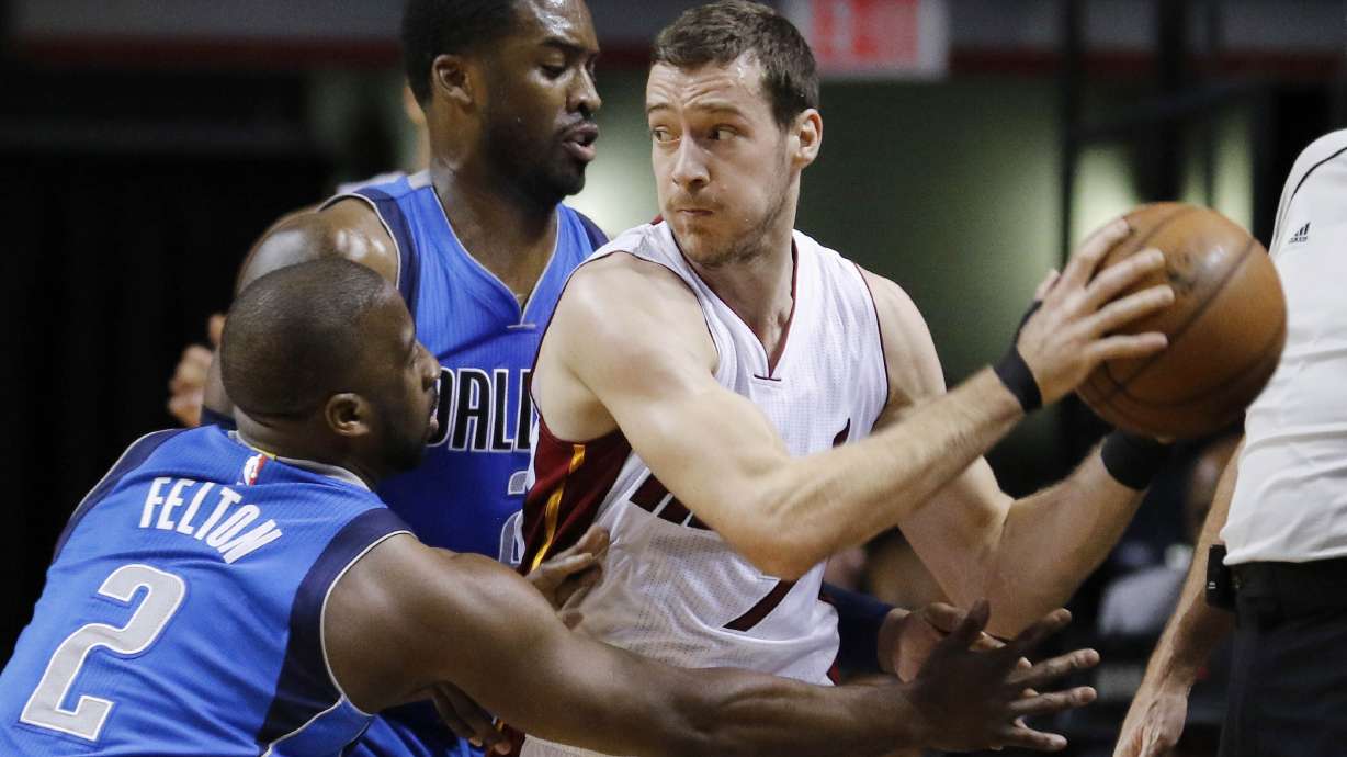 Whiteside scores 25, Heat roll past Mavericks 106-82
