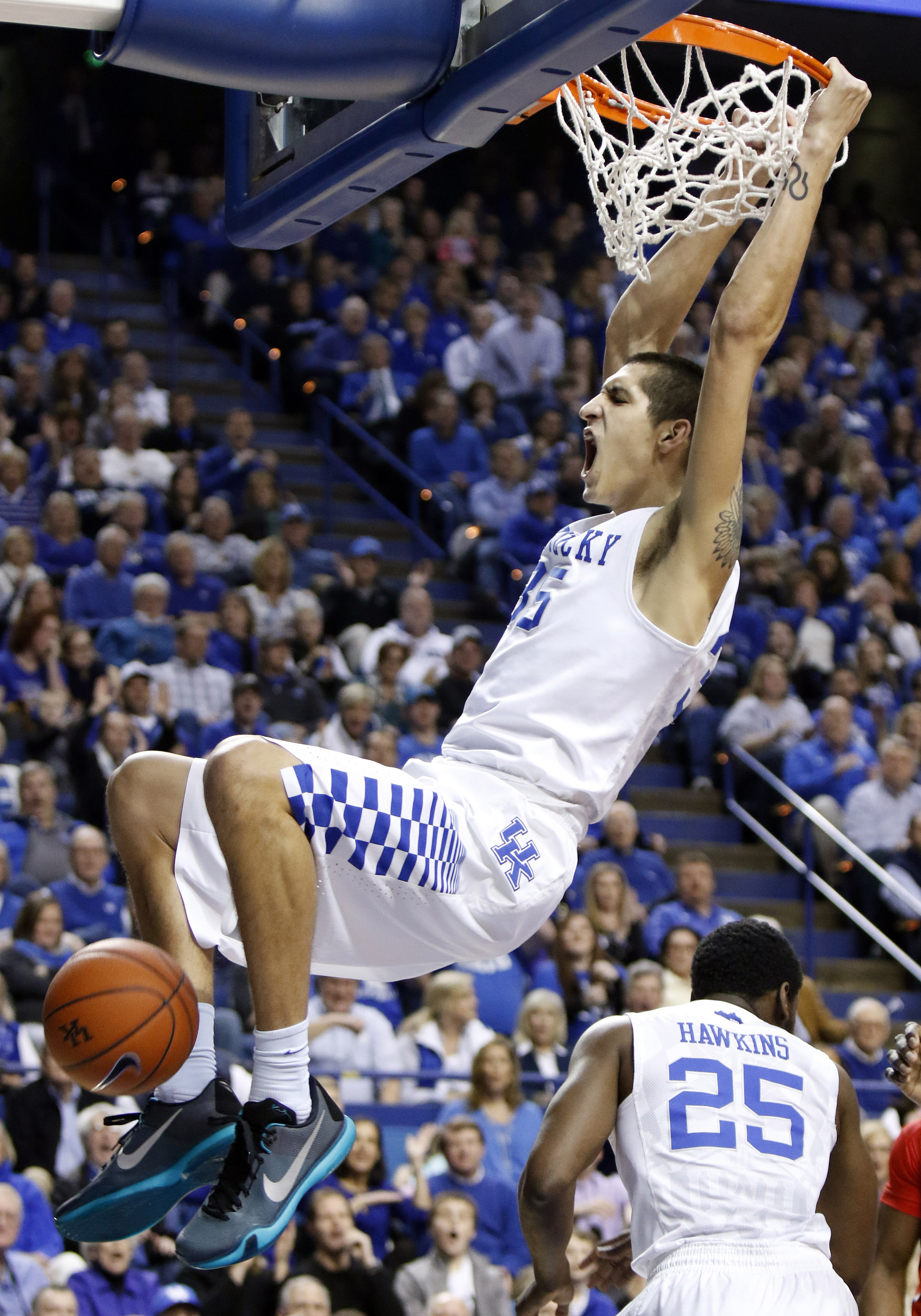 Tyler Ulis helps No. 10 Kentucky beat Mississippi 83-61