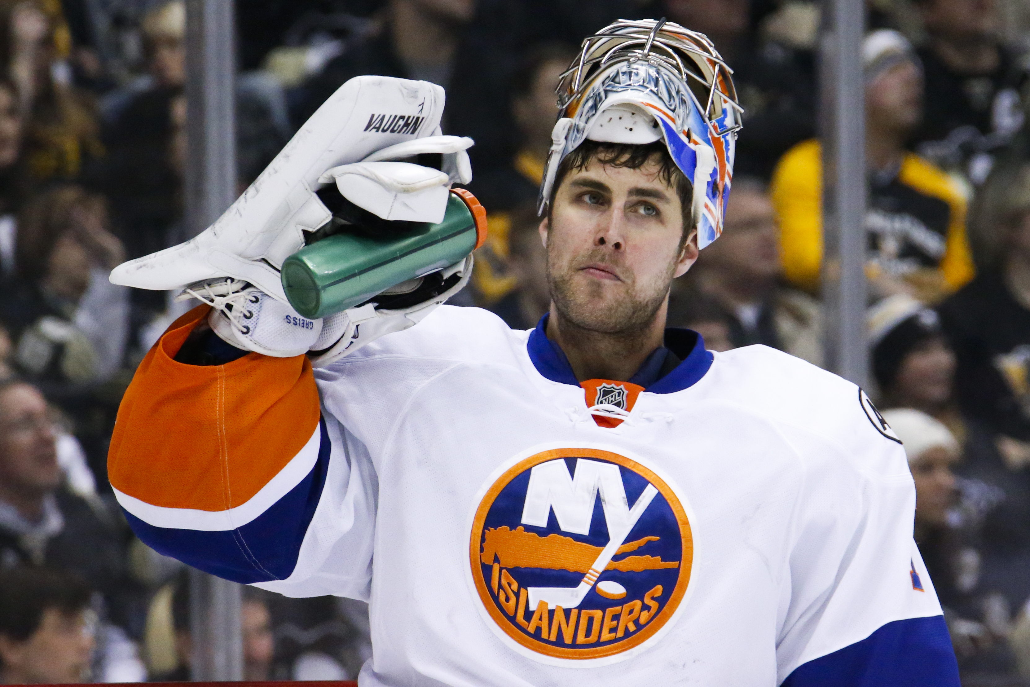 Crosby stays hot with 2 goals, Penguins beat Islanders 5-2