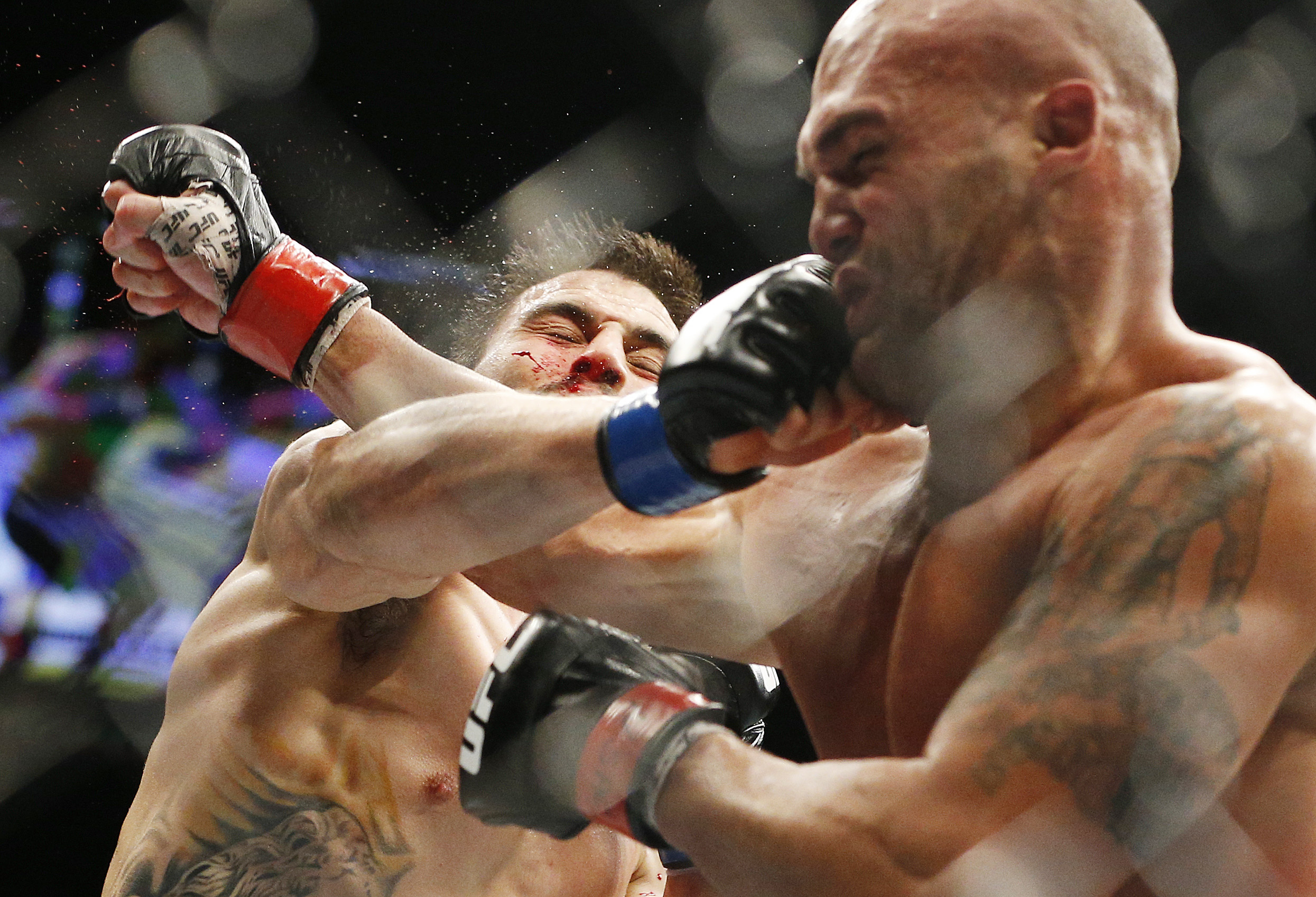 Lawler wins split-decision thriller over Condit at UFC 195