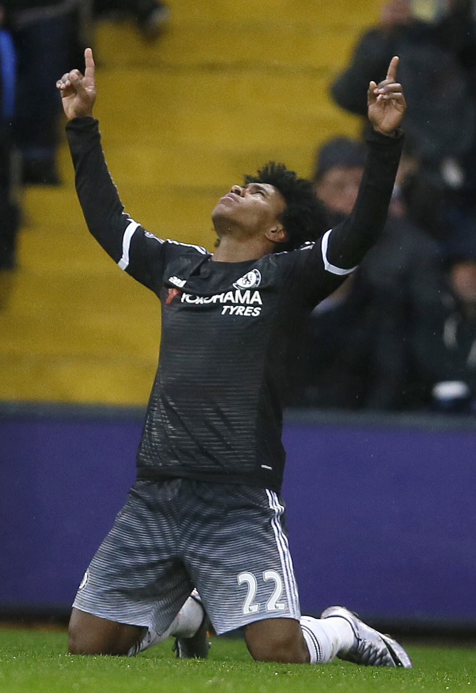 Chelsea wins in style; Spurs held by Everton