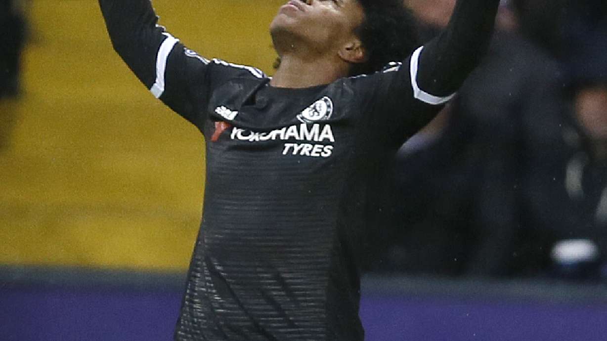 Chelsea wins in style; Spurs held by Everton