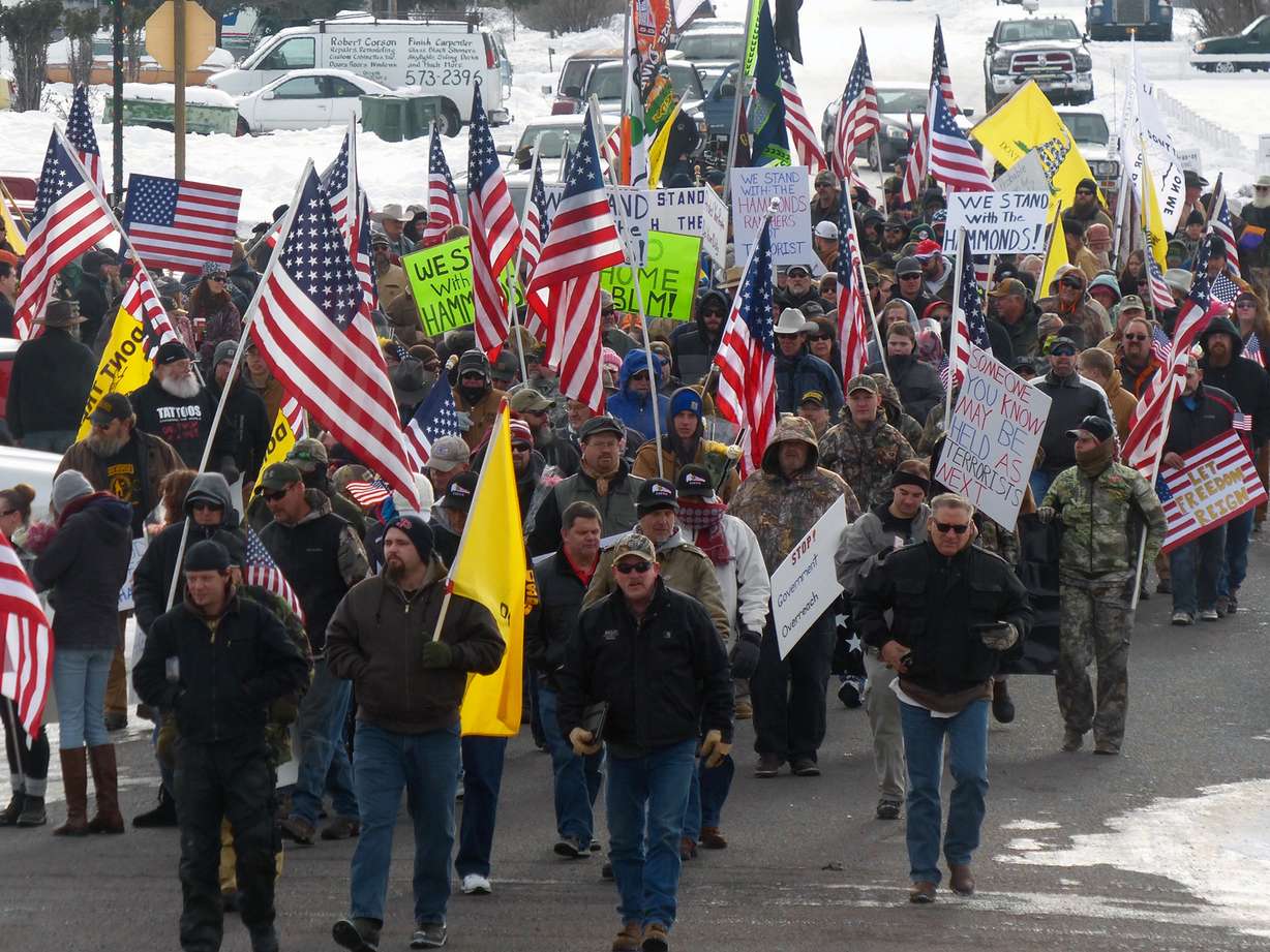 Protesters march on Court Avenue in support of an Oregon ranching family facing jail time for arson in Burns, Ore., Saturday, Jan. 2, 2016. Photo: AP Photo