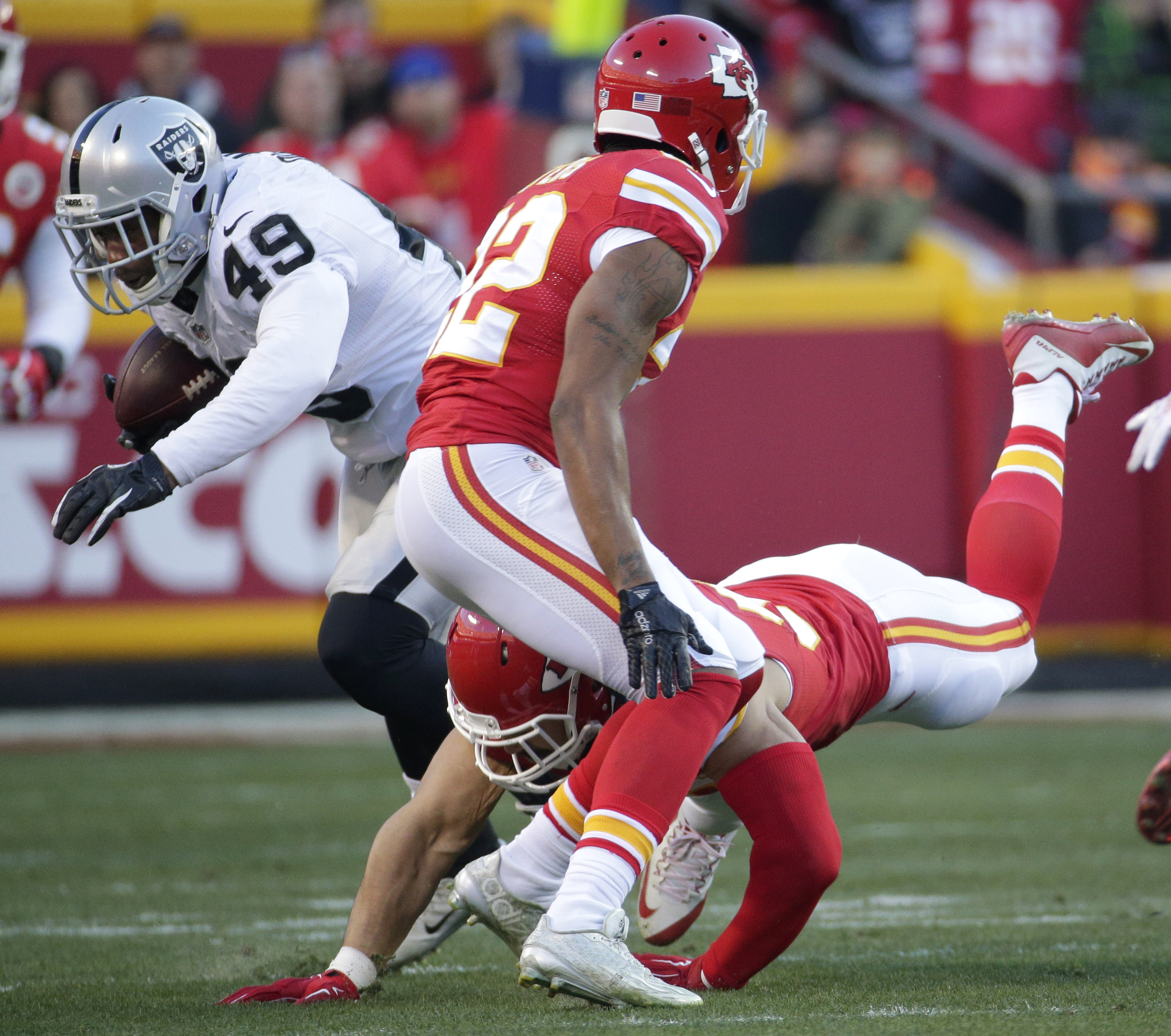 Chiefs beat Raiders 23-17 to enter playoffs on streak
