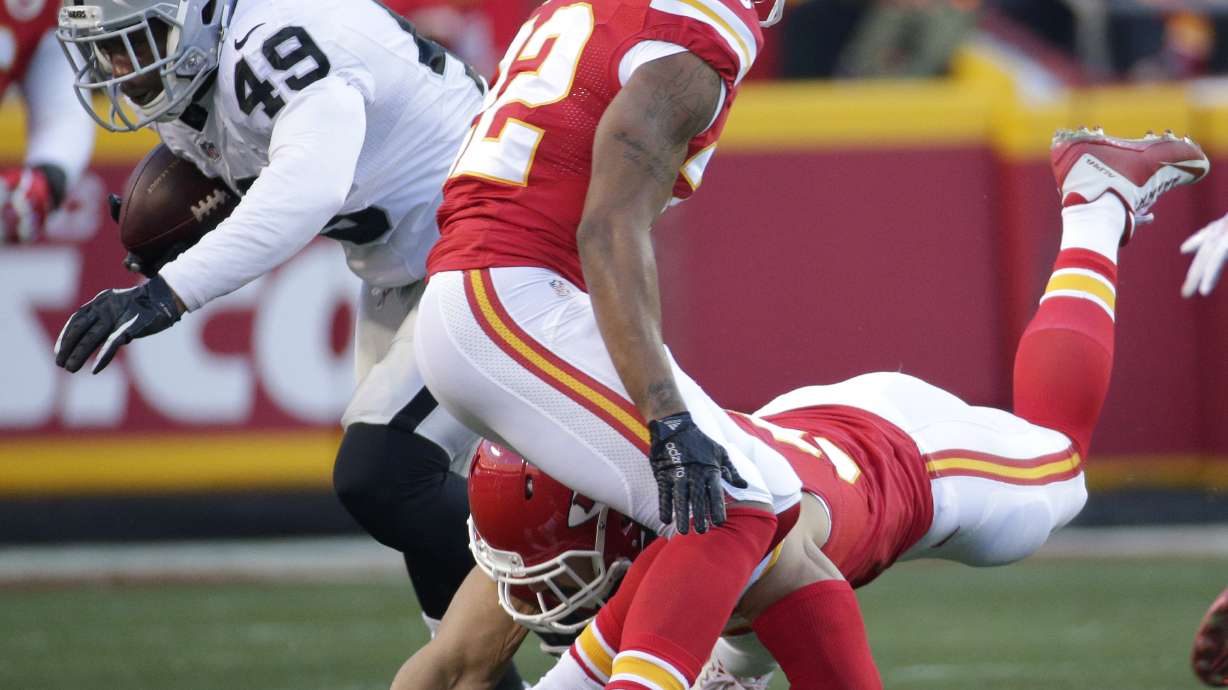Chiefs beat Raiders 23-17 to enter playoffs on streak