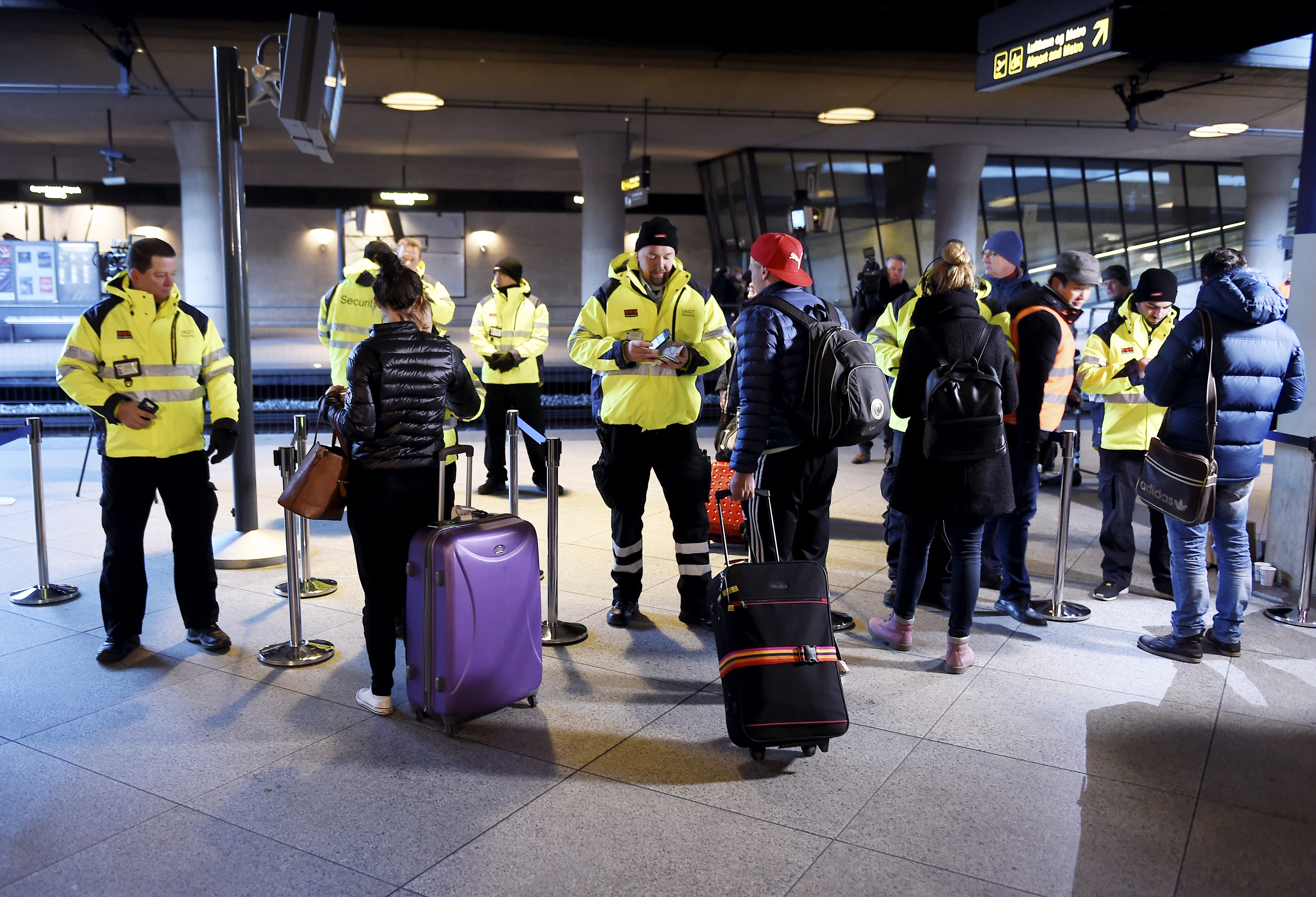 Sweden, Denmark introduce border checks to stem migrant flow