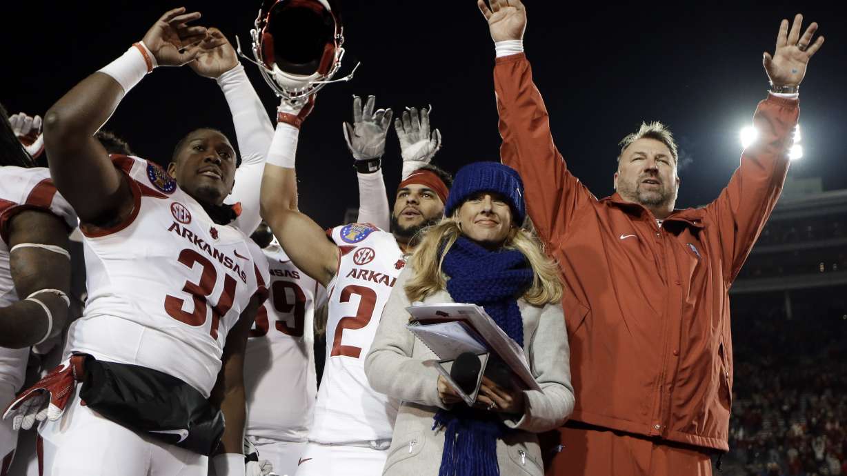 Arkansas tight end Henry declares for NFL draft