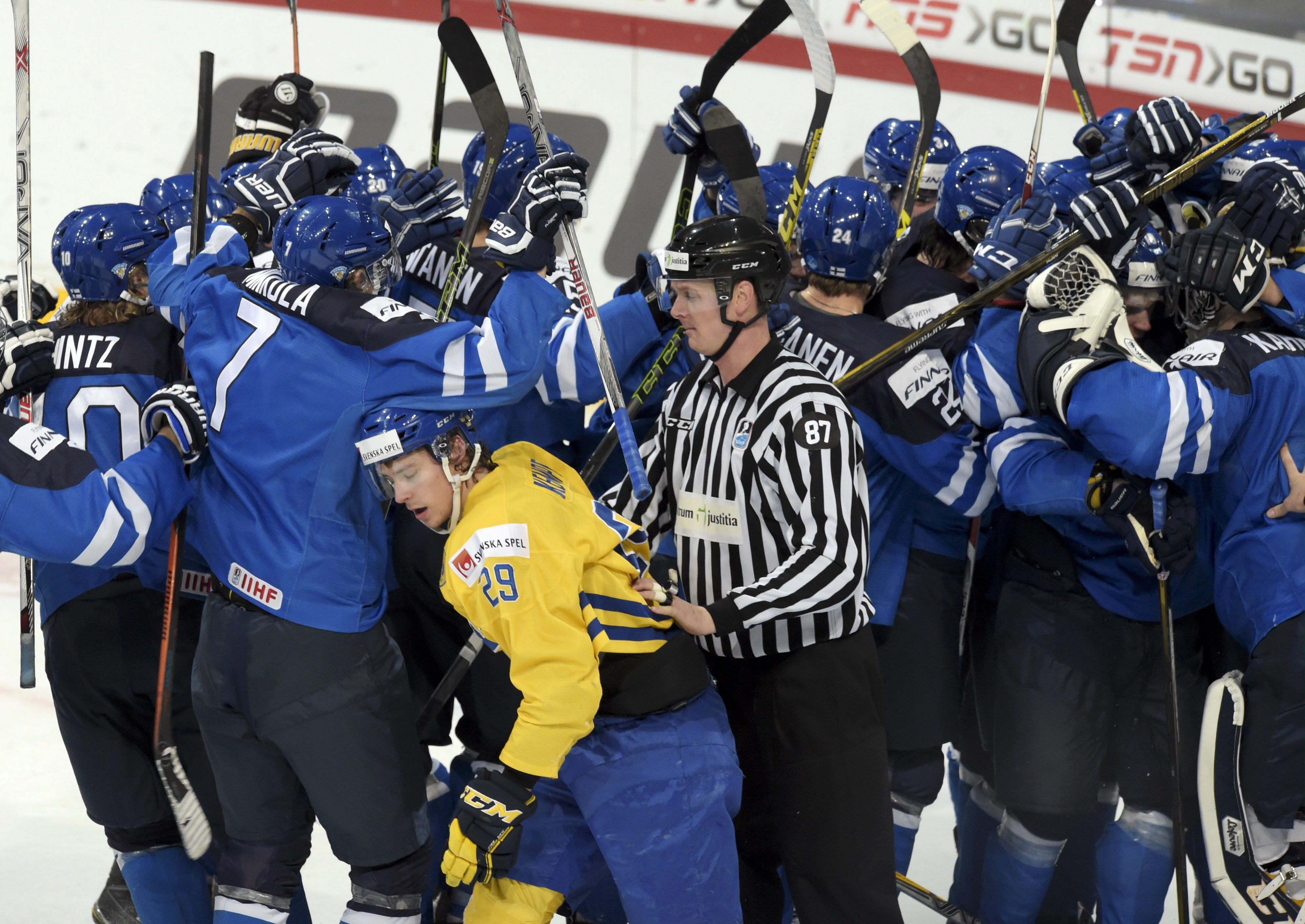 US loses to Russia 2-1 in semifinals at world juniors