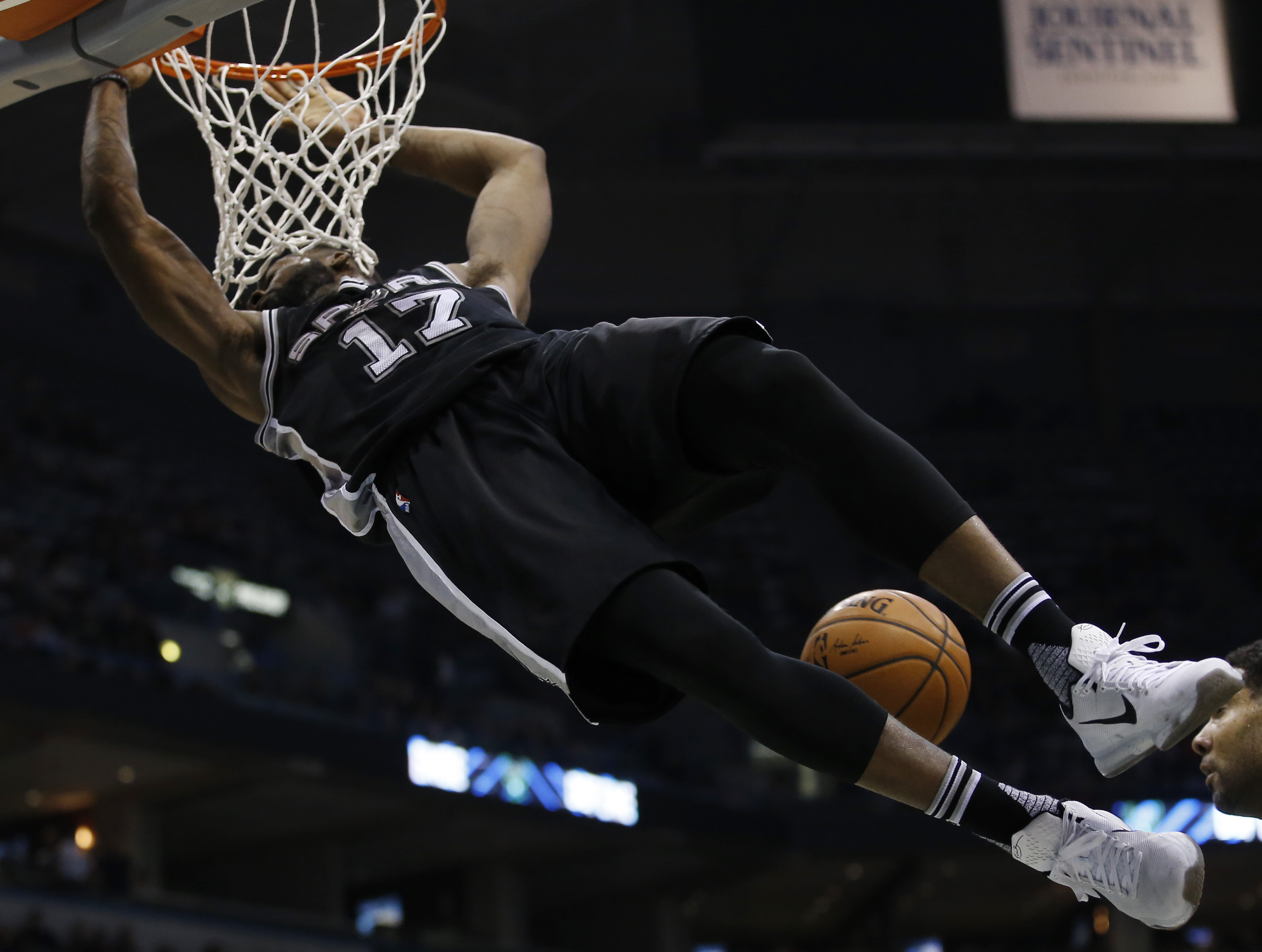 Leonard scores 24, Spurs beat Bucks 123-98