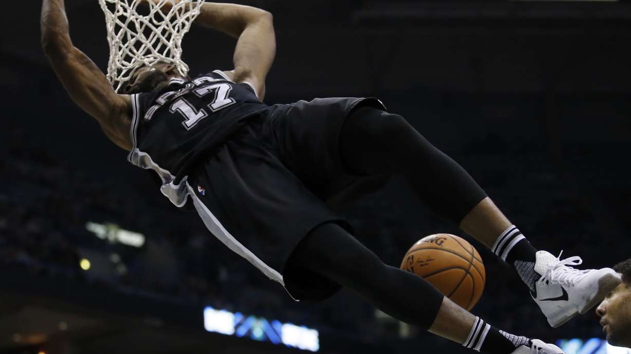 Leonard scores 24, Spurs beat Bucks 123-98