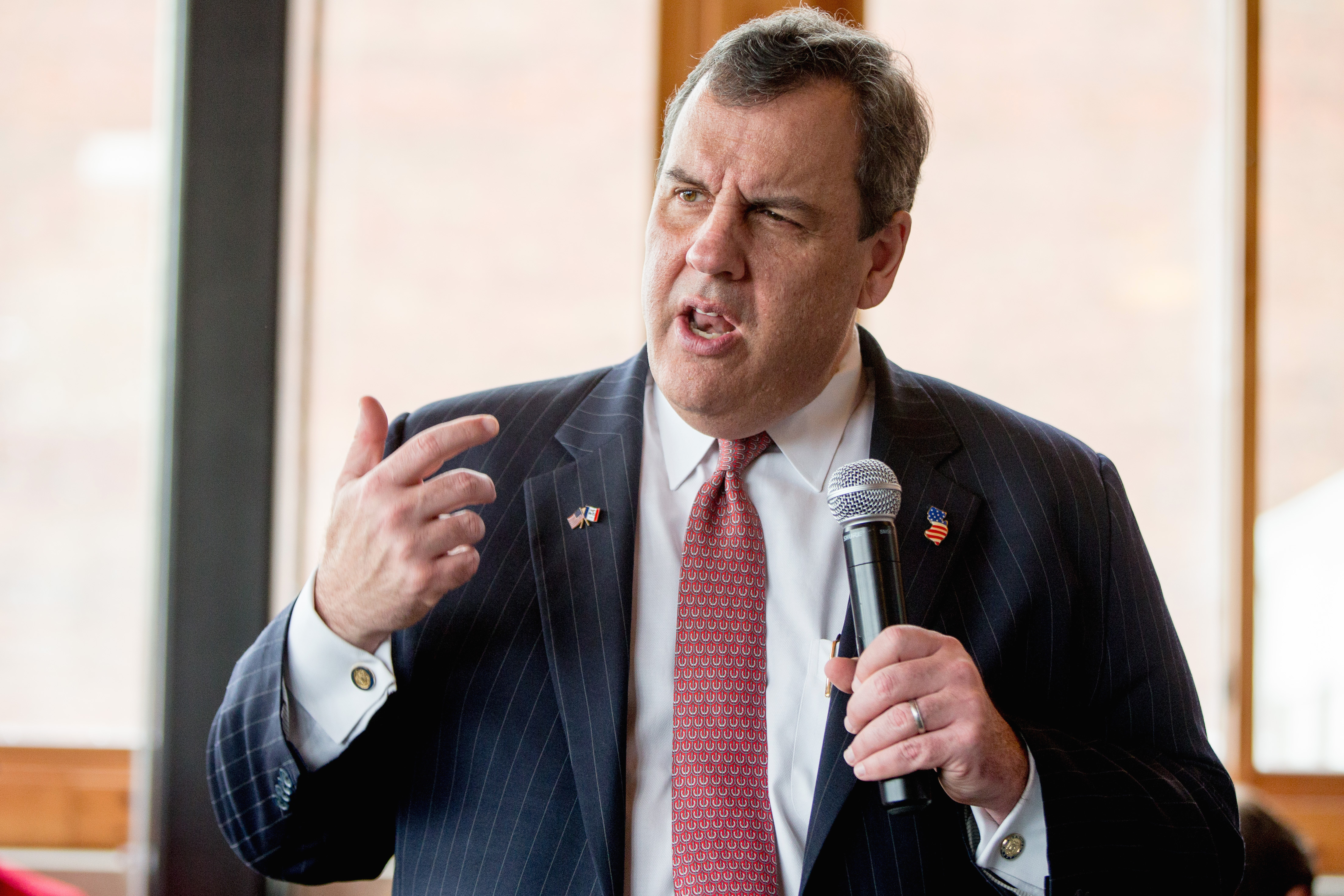 A look at 2 prosecutions of extremists touted by Christie