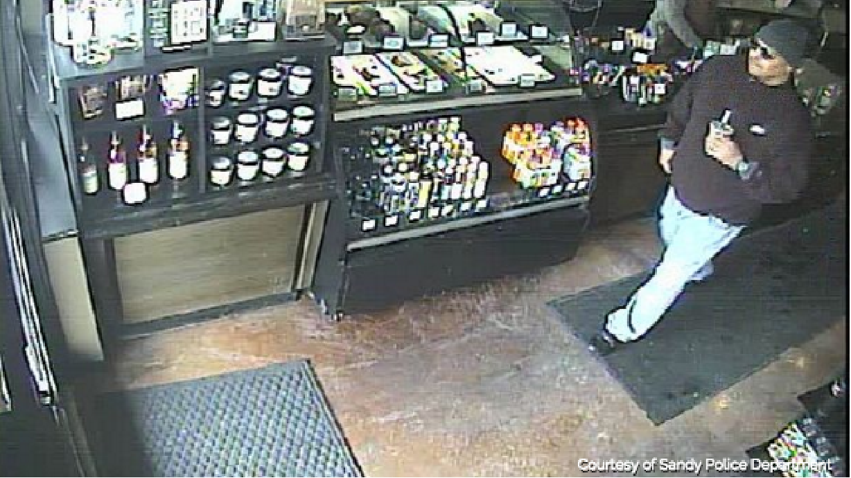 Policía de Sandy está buscando a hombre que habría robado en una cafetería